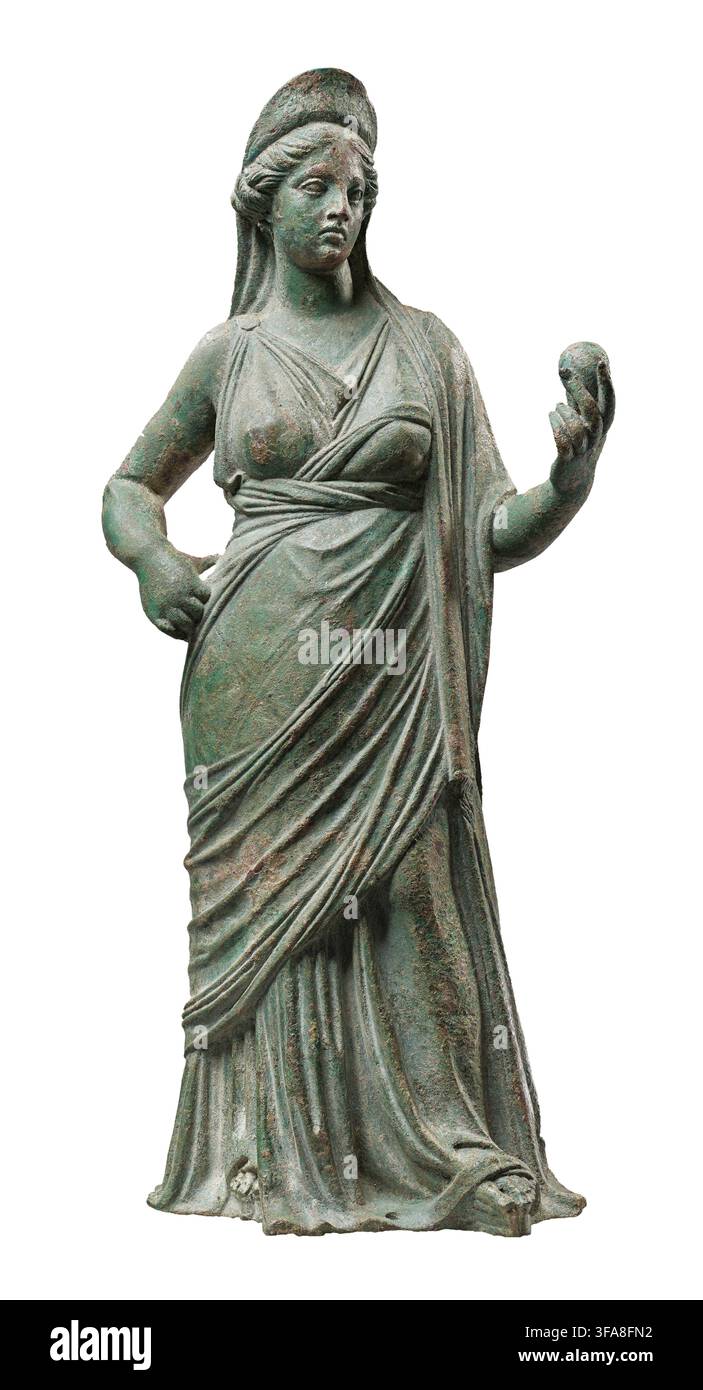 Statuette der Aphrodite oder Apollonis von Pergamon, Ostmediterran um 150-100 v. Chr. In Bronze gegossen, verwischt diese hellenistische Statuette die Grenze zwischen göttlicher Darstellung und königlichem Porträt. Die Figur hält einen Apfel, das traditionelle Attribut der Aphrodite vom Urteil des Paris. Ihre hochhackigen Sandalen, formelle Tiara, Wangenlocken und verschleierte Hochsteckfrisur spiegeln jedoch präzise Hofstilgebung wider. Anstatt der Göttin selbst stellt dieses Stück wahrscheinlich eine hellenistische Königin dar, wie Apollonis von Pergamon, göttlich modernisiert. Stockfoto