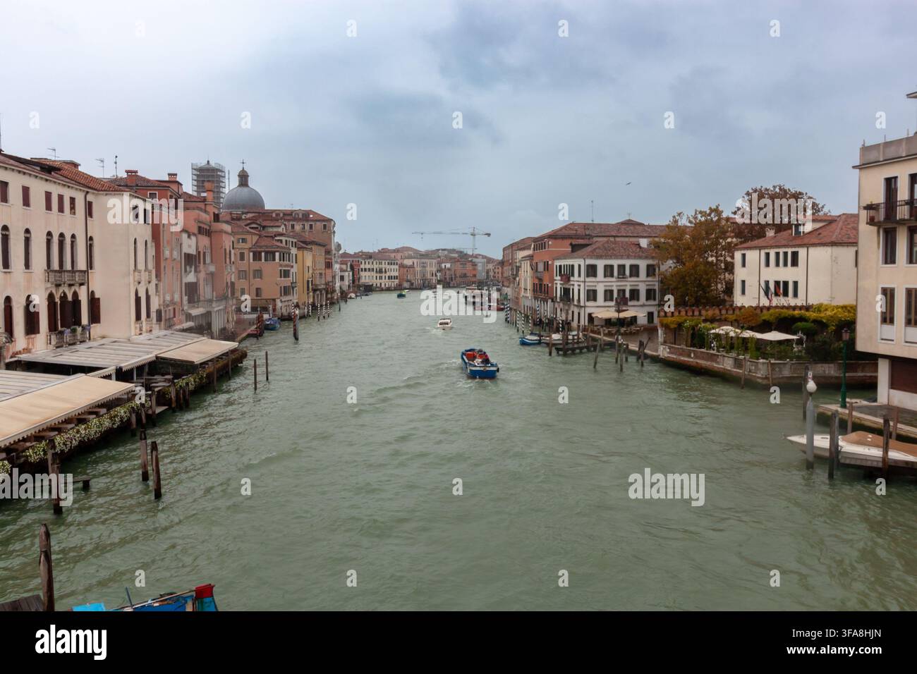 Breite Hochwinkelansicht von Booten, die den Canal Grande in Venedig, Italien, unter einem bewölkten Himmel befahren, Venedig Stockfoto