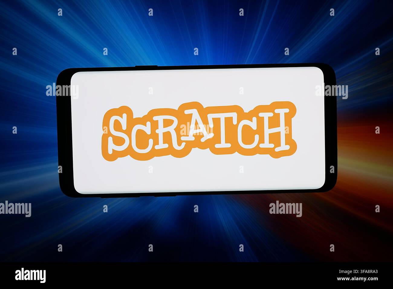 Stuttgart, Deutschland - 08-06-2026: In dieser Fotoillustration wird das Logo der visuellen Programmiersprache Scratch auf einem Smartphone angezeigt Stockfoto