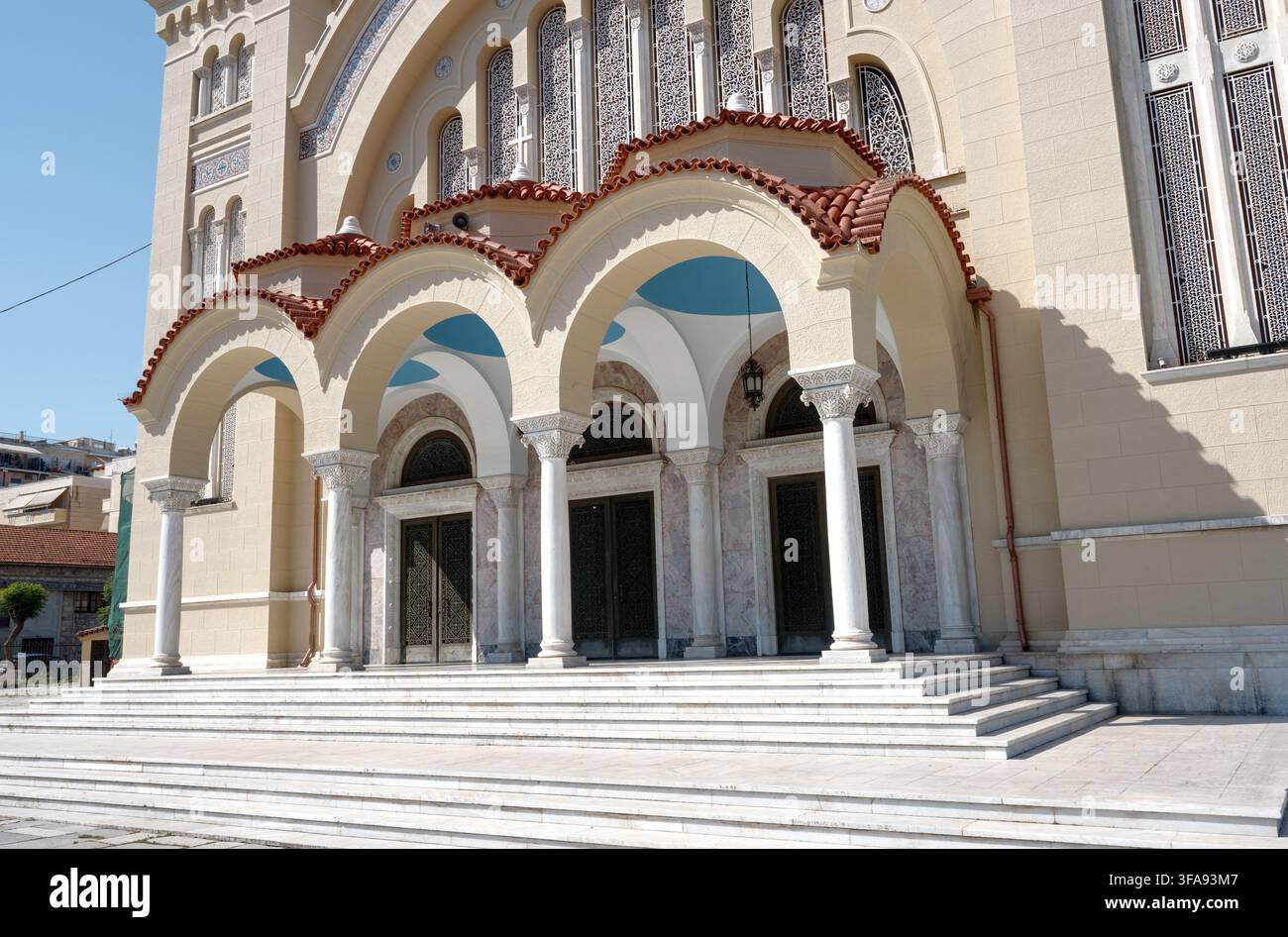 Detail der Hauptportaltreppe der Agios-Andreas-Kathedrale mit klassischen griechischen Architektur-elementen wie Bögen und Säulen, Patras, G Stockfoto