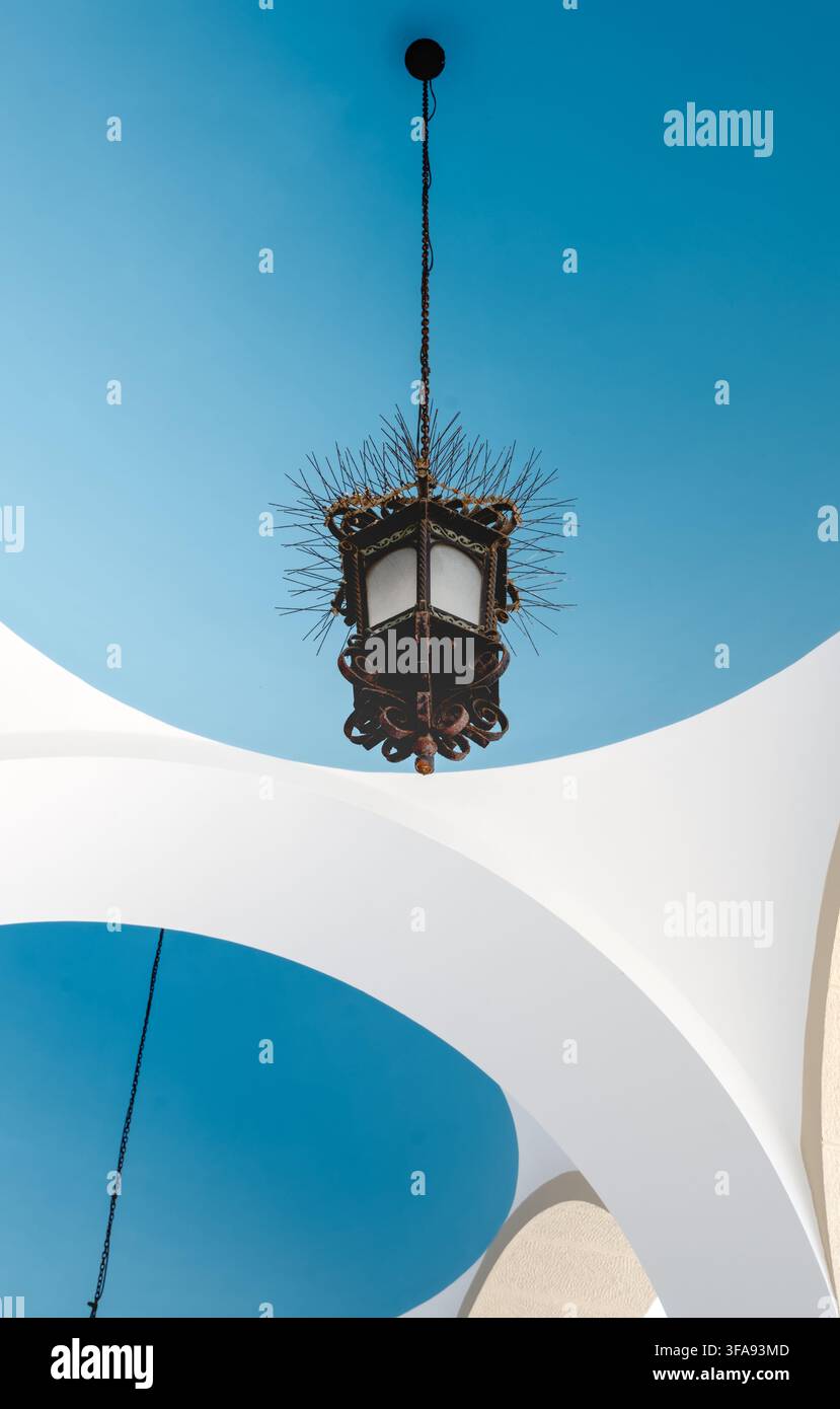 Hängelaterne unter einer blauen gewölbten Decke mit modernen architektonischen Formen, Patras, Griechenland. Stockfoto