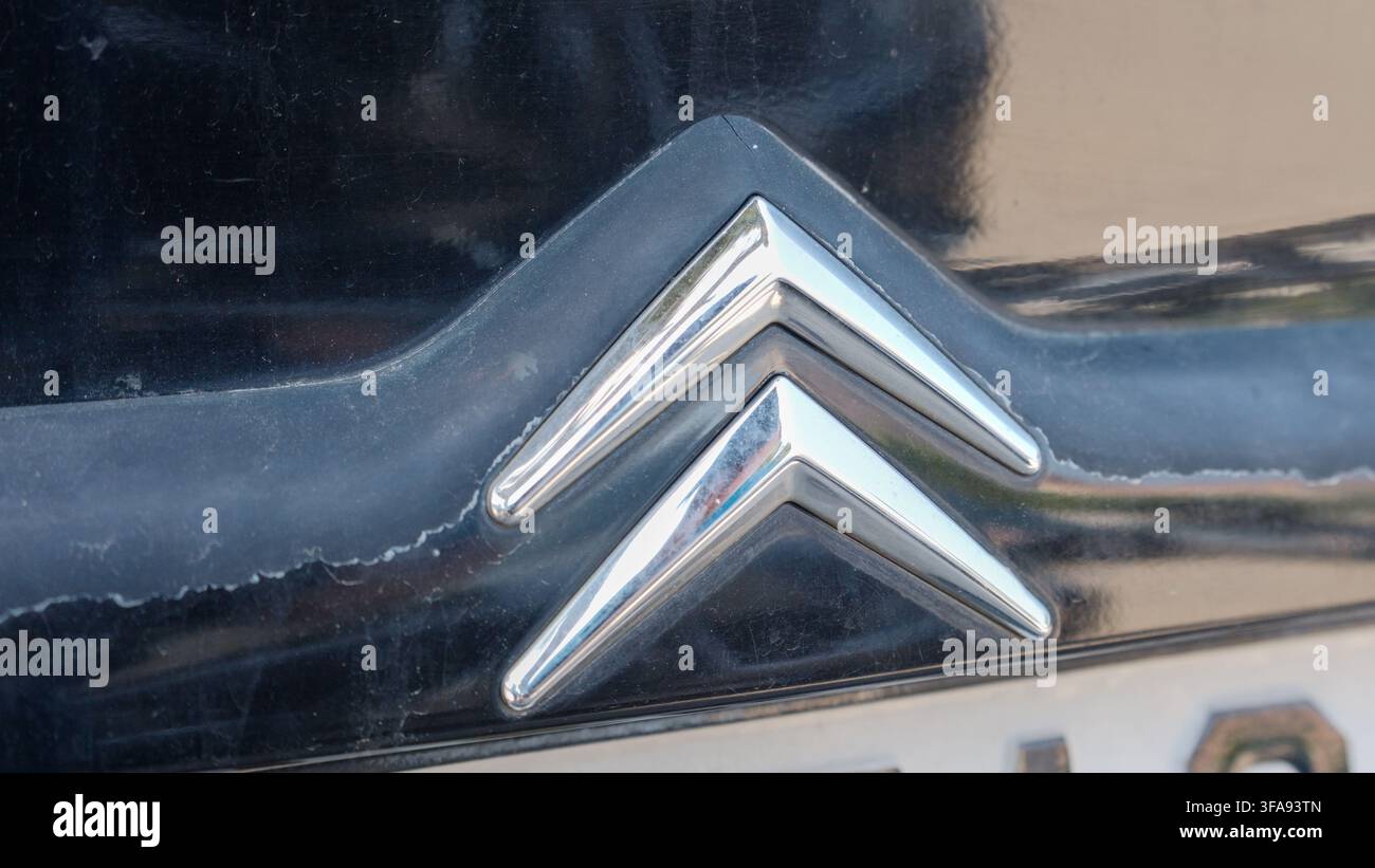 Emblem der Auto-Marke auf schwarzer Fahrzeugoberfläche, Detailansicht, Patras, Griechenland. Stockfoto
