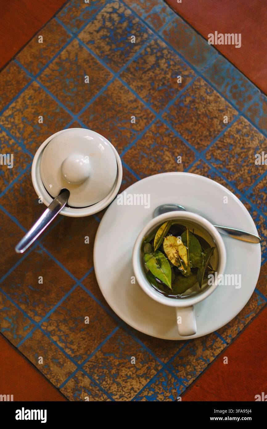 Coca Tea Willkommensgetränk, serviert in Cusco, Peru, umgeben von andiner Kultur und Tradition Stockfoto