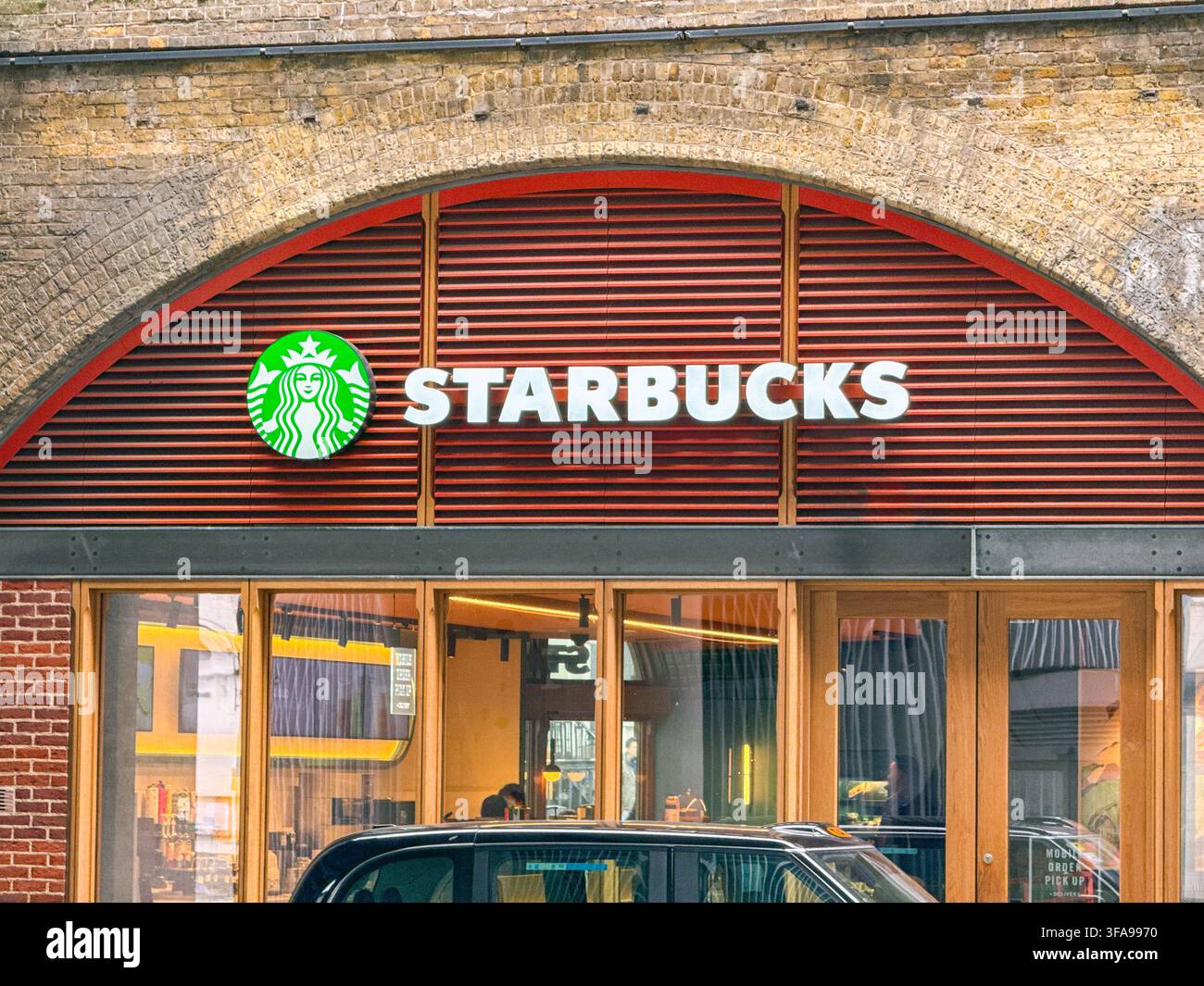 London, England, UK - 16. Mai 2026: Vorderansicht der Filiale von Starbucks Coffee neben dem Bahnhof London Bridge in Southwark Stockfoto