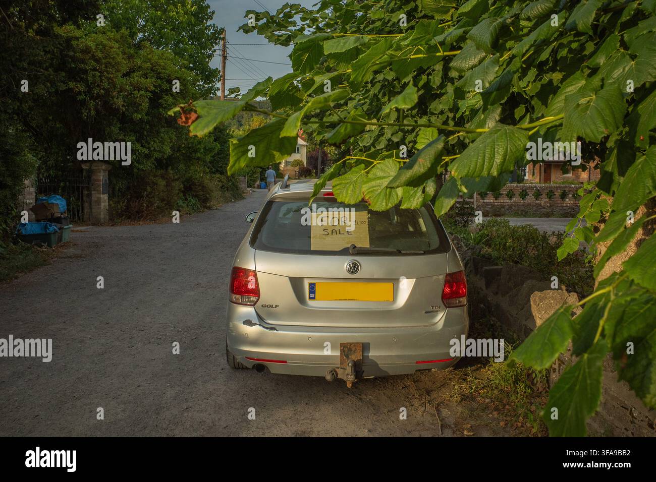 August 2026 - Gebrauchtwagen mit einem Verkaufsplakat im Heckscheibenfenster in Cheddar, Somerset, England, UK. Telefon- und Kennzeichennummern entfernt. Stockfoto