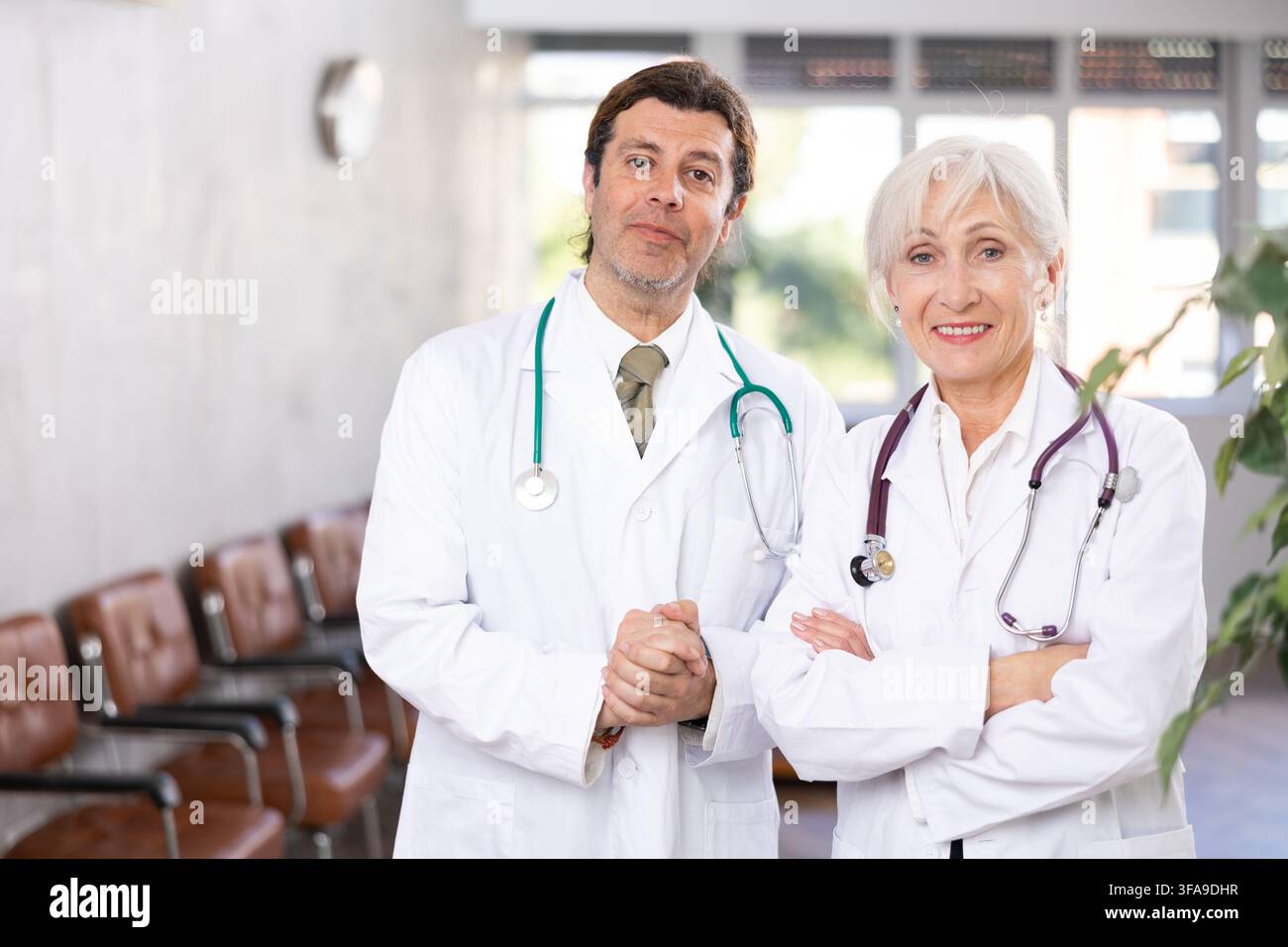 Zwei erfahrene professionelle Ärzte stehen in der Arztpraxis Stockfoto