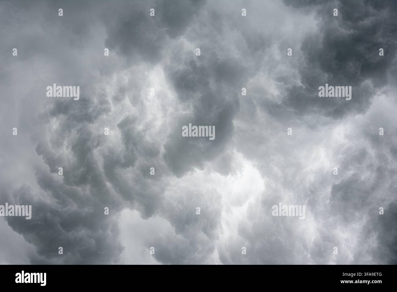 Dicke, turbulente graue Wolken füllen den Himmel während eines schweren Wetterereignisses oder eines nahenden Gewitters. Stockfoto