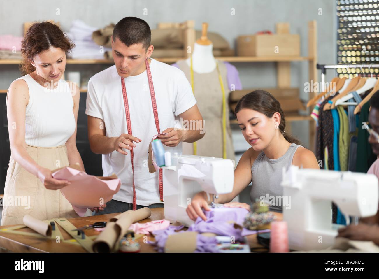 Modedesignstudenten arbeiten in einer gemeinsamen Nähwerkstatt Stockfoto