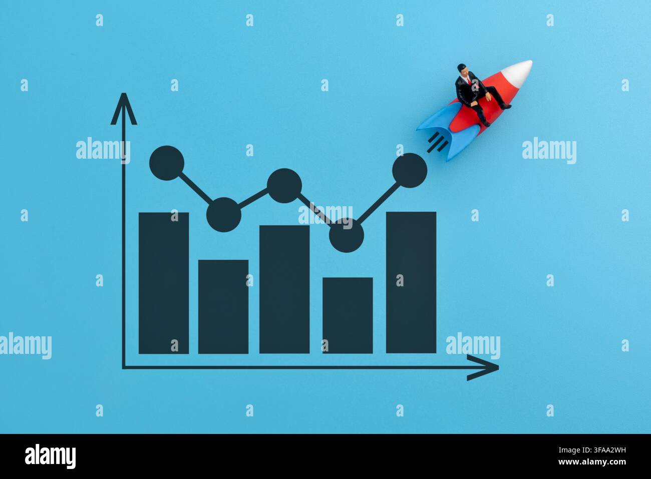 Geschäftsmann-Figur, die auf einer Rakete von einer Finanzwachstumsdiagramm abhebt, auf blauem Hintergrund. Geschäftlicher Durchbruch, Erfolg beim Start-up, rasche Marktexpansion Stockfoto