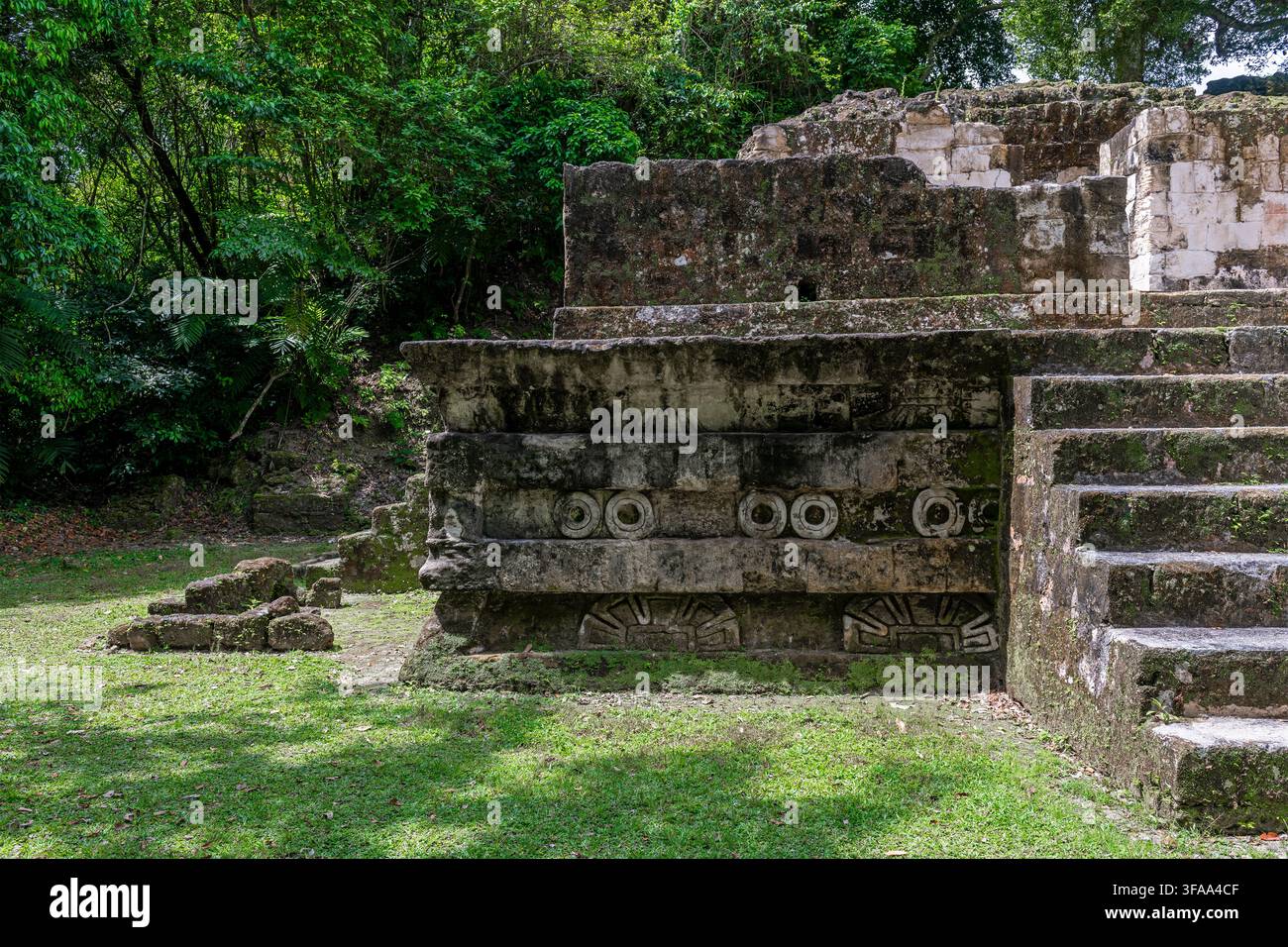 Teotihuacan Talud-Tablero-Architekturstil mit Tlaloc-Regen Gottheit im Maya-Tempel der Verlorenen Welt, Tikal, Guatemala. Stockfoto
