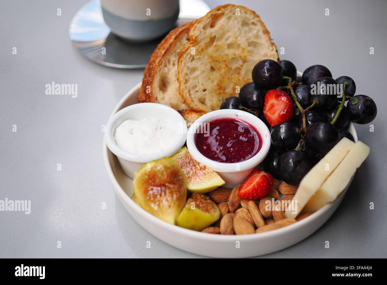 Frühstücksaufwand mit Früchten, Nüssen und Brot Stockfoto