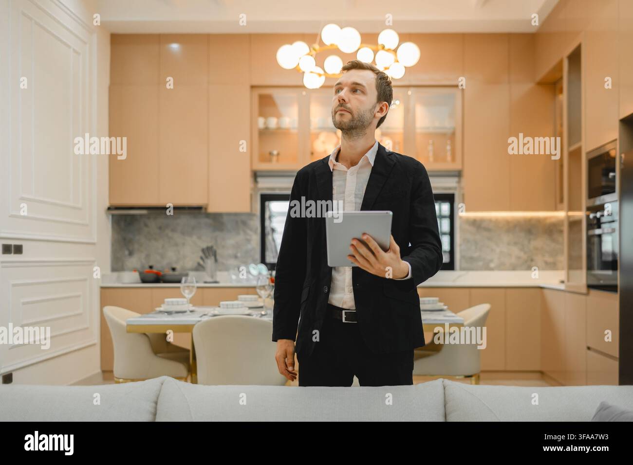 Mann kauft und untersucht Gebäudestruktursysteme und Komponenten für qualifizierte Innen- und Außenbereiche. Stockfoto
