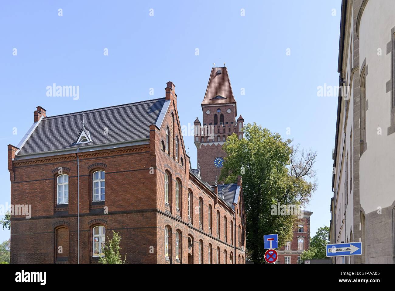 Vor dem Court Tower (Schlossturm) auf dem Schlossberg in Cottbus und neben dem Amtsgericht gelegen, das historische Gebäude sichtbar h Stockfoto