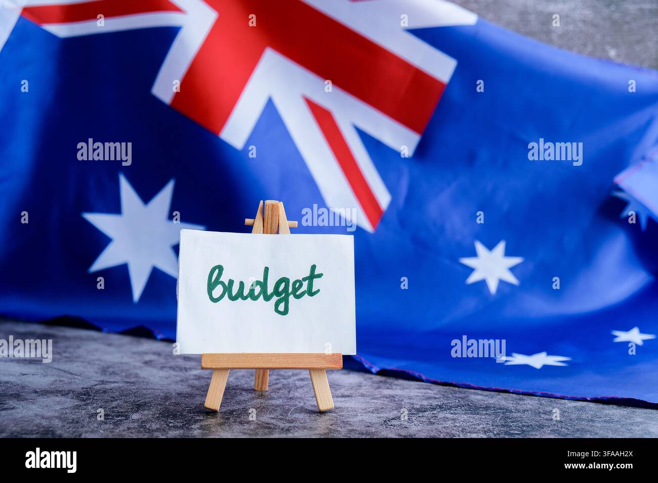 Australischer Flaggenhintergrund mit TEXTBUDGET für Finanzberichte. Konzept der Haushaltsplanung und der nationalen Finanzierung, ideal für die wirtschaftliche oder staatliche Gestaltung. Stockfoto