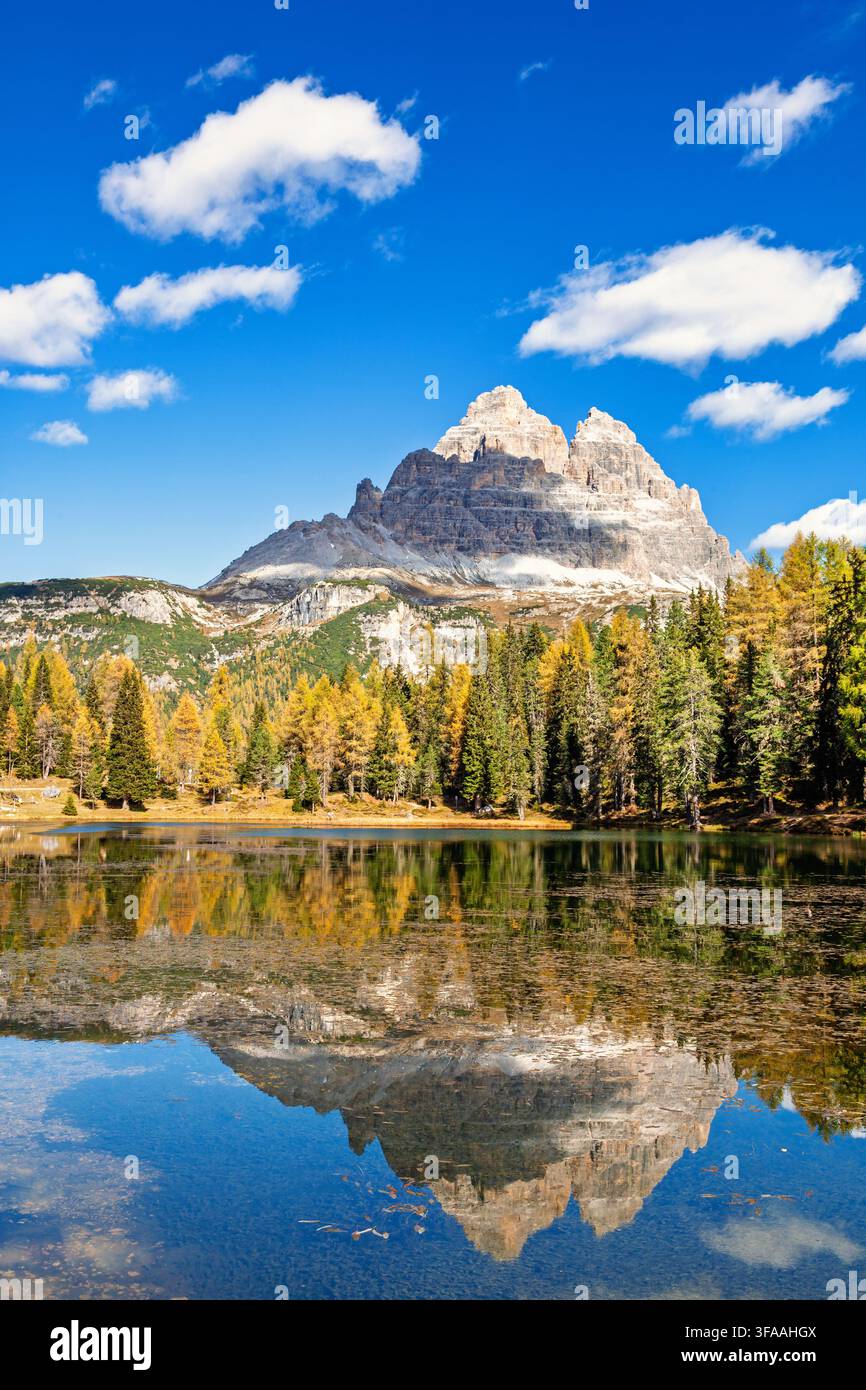 Blick auf den Lago di Antorno im Herbst, gelegen in den Dolomiten, Provinz Belluno, Italien. Stockfoto