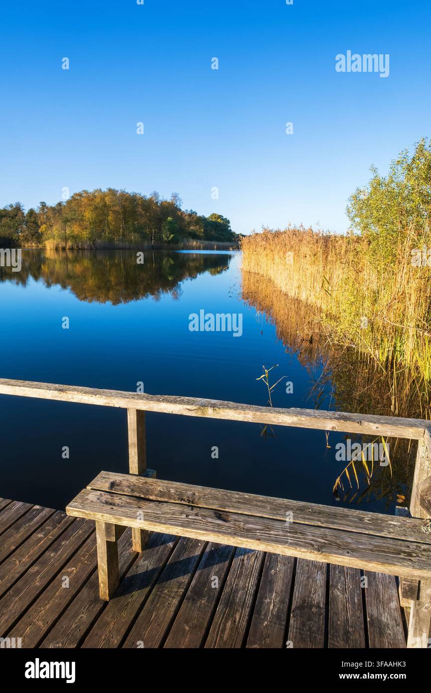 Ruhiger Ort an einem schönen See im Herbst Stockfoto