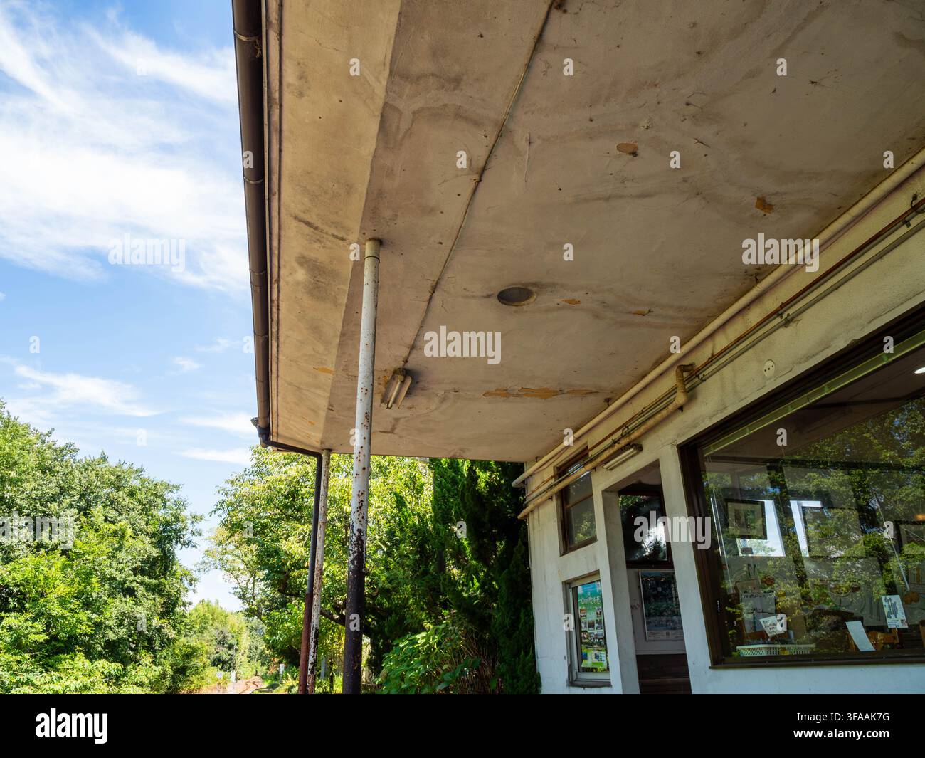 Dach über dem Bahnsteig am Bahnhof Tsuzuki der Tenryu Hamanako Eisenbahn in Mikkabicho Tsuzuki, Hamamatsu, Shizuoka, Japan, am 19. August 2026. Stockfoto