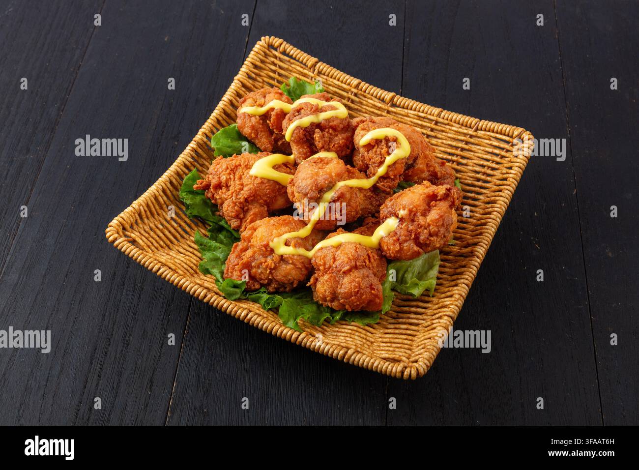 Knusprig gebratene Hähnchen Drumettes mit einem Honig-Senf-Sauce-Drizzle oben drauf Stockfoto