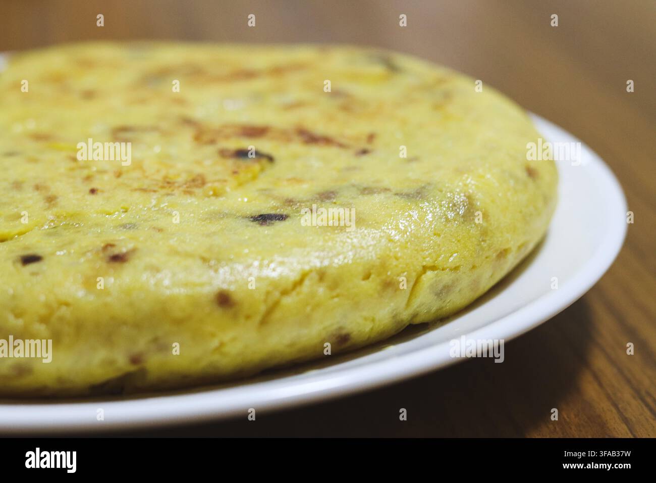 Hausgemachte spanische Kartoffelomelette auf weißem Teller Stockfoto