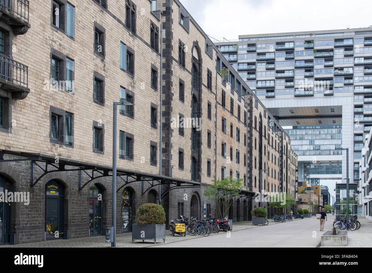 Köln, Deutschland-2. Juni 2026; Ehemalige Werften im Hafen der Stadt mit moderner Architektur der Kranhäuser als Teil des Redesigns als Res Stockfoto