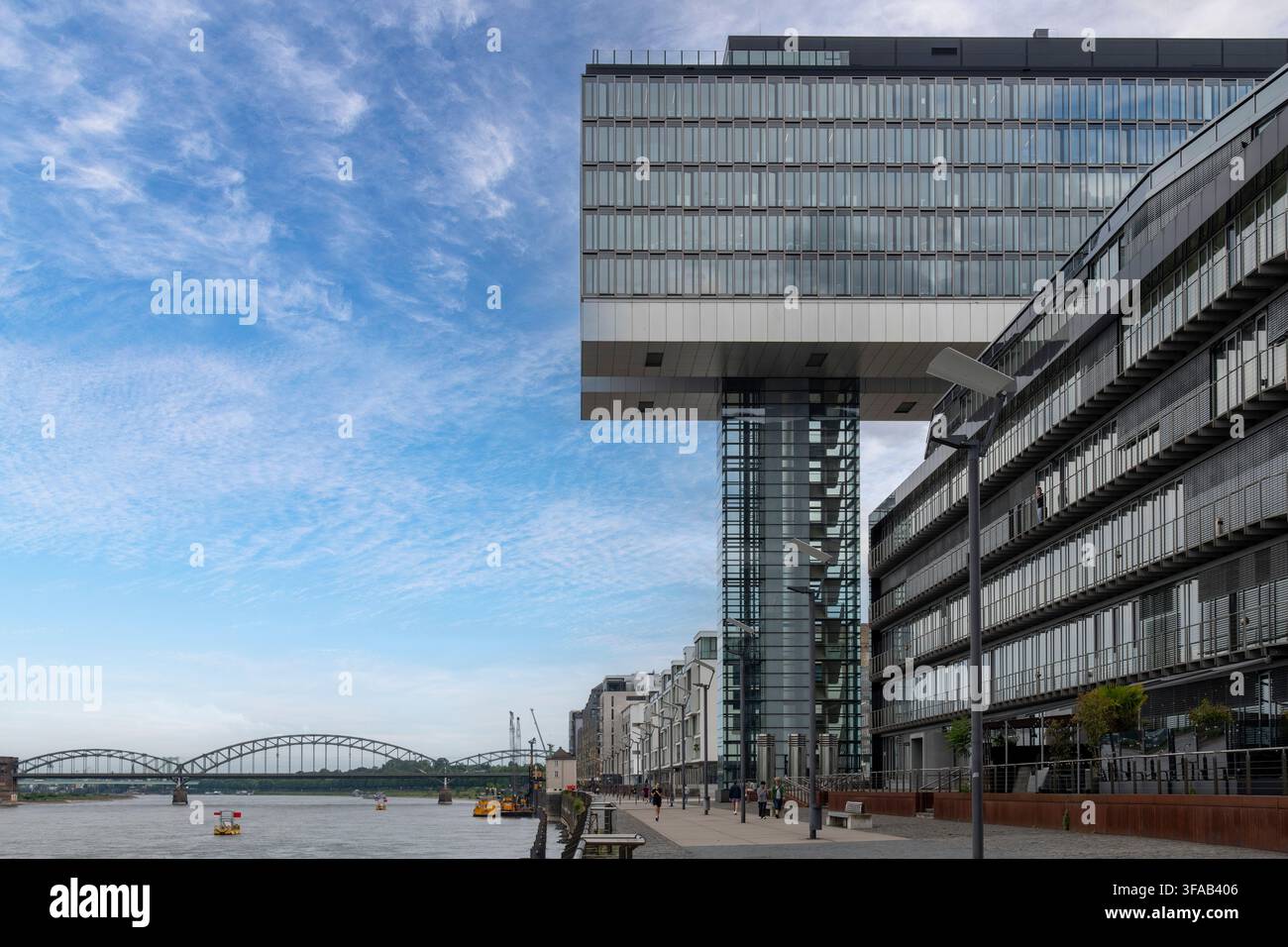 Köln, Deutschland-2. Juni 2026; Ehemalige Werften im Hafen der Stadt mit moderner Architektur der Kranhäuser als Teil der Neugestaltung als Res Stockfoto