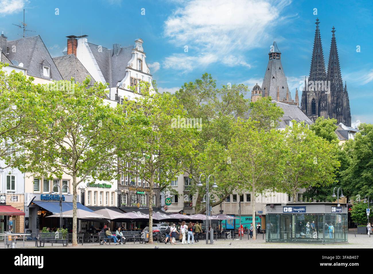 Köln, Deutschland-2. Juni 2026; Panoramablick über den Heumarkt mit historischen Gebäuden und den Türmen des Kölner Doms im Hintergrund Stockfoto