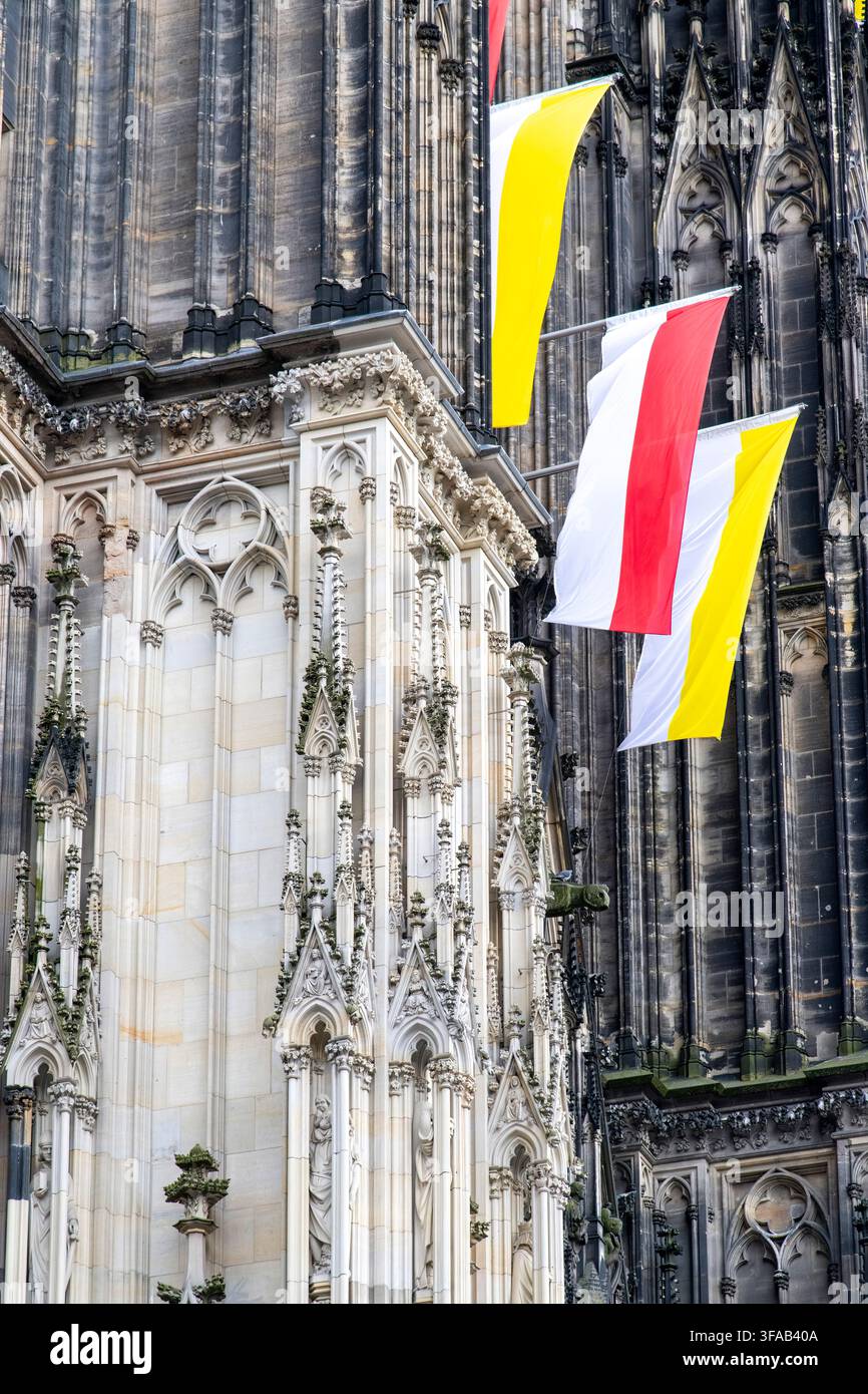 Köln, Deutschland-2. Juni 2026; Nahaufnahme eines Teils der Fassade des Kölner Doms mit auffälligem Unterschied zwischen gereinigtem und restauriertem und rußigem Teil des p Stockfoto
