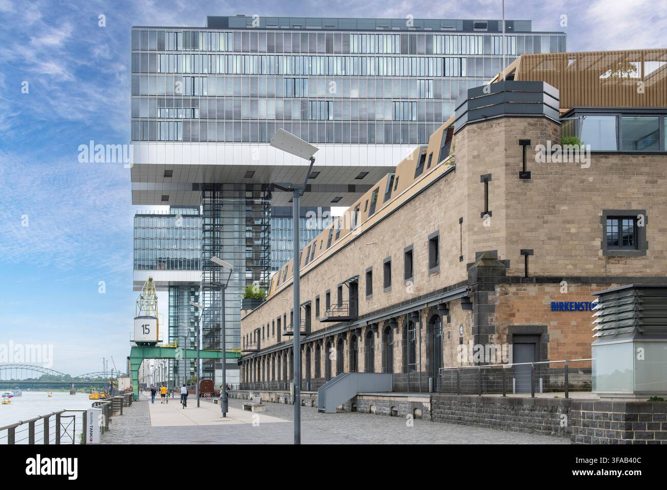 Köln, Deutschland-2. Juni 2026; Ehemalige Werften im Hafen der Stadt mit moderner Architektur der Kranhäuser als Teil der Neugestaltung als Res Stockfoto