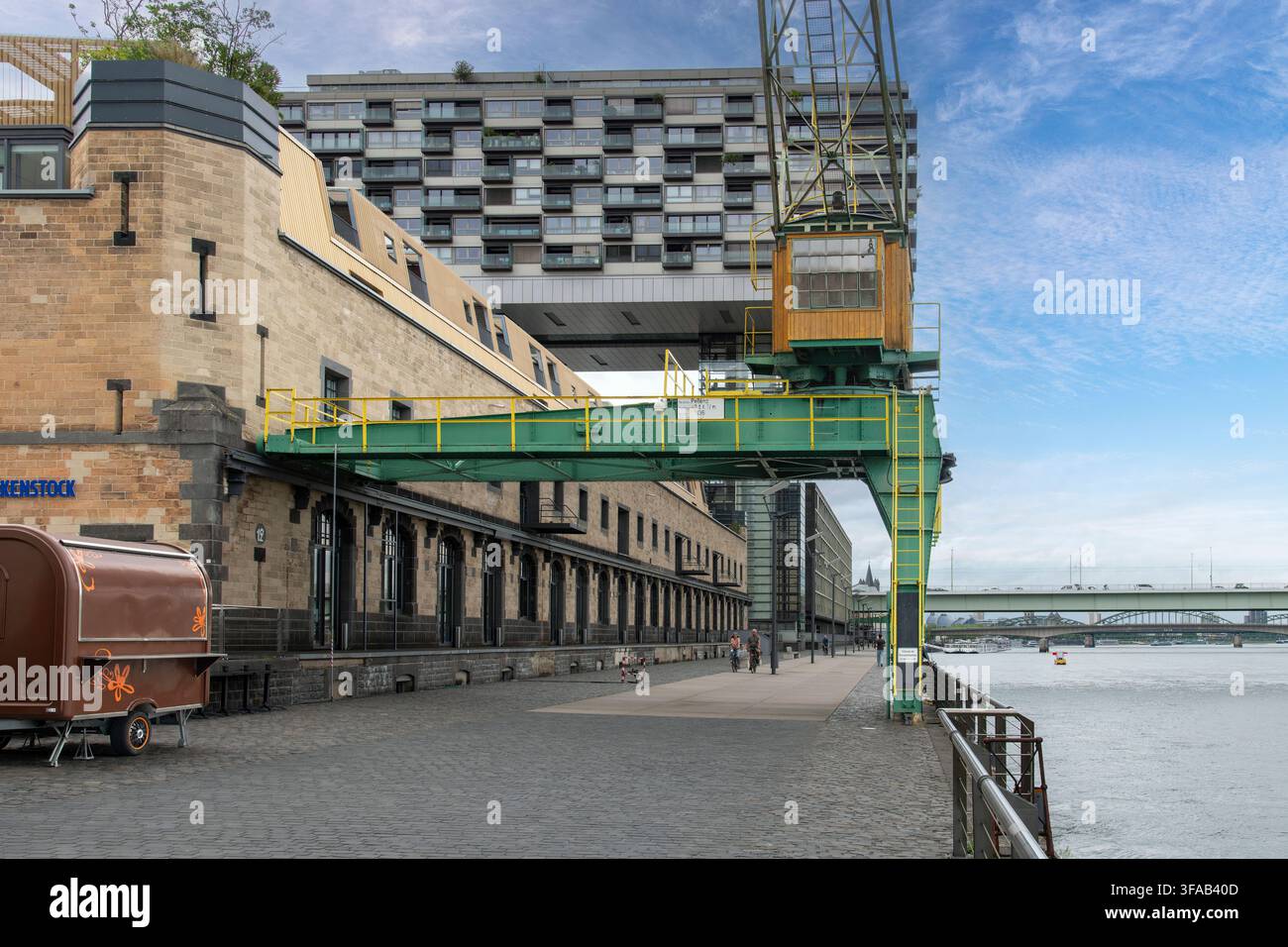 Köln, Deutschland-2. Juni 2026; Ehemalige Werften im Hafen der Stadt mit moderner Architektur der Kranhäuser als Teil der Neugestaltung als Res Stockfoto