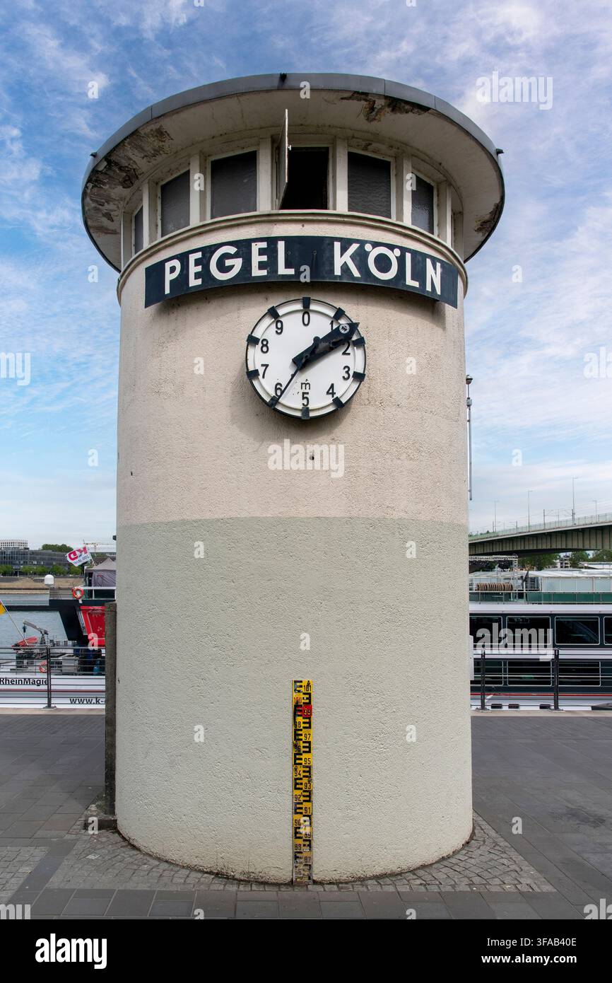 Köln, Deutschland-2. Juni 2026; Vertikale Ansicht des Pegel Köln großen hydrologischen Pegelmessgeräts am Rhein in Altstadt-Nord zur Messung des Wassers Stockfoto