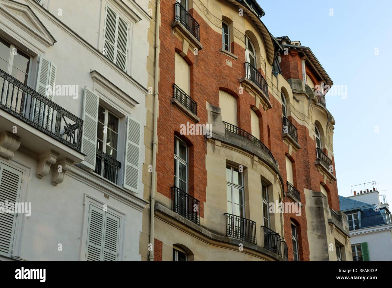 Pariser Architektur schafft eine historische Stadtsilhouette mit Wohnhäusern, die traditionelle Balkone und Fenster zeigen Stockfoto