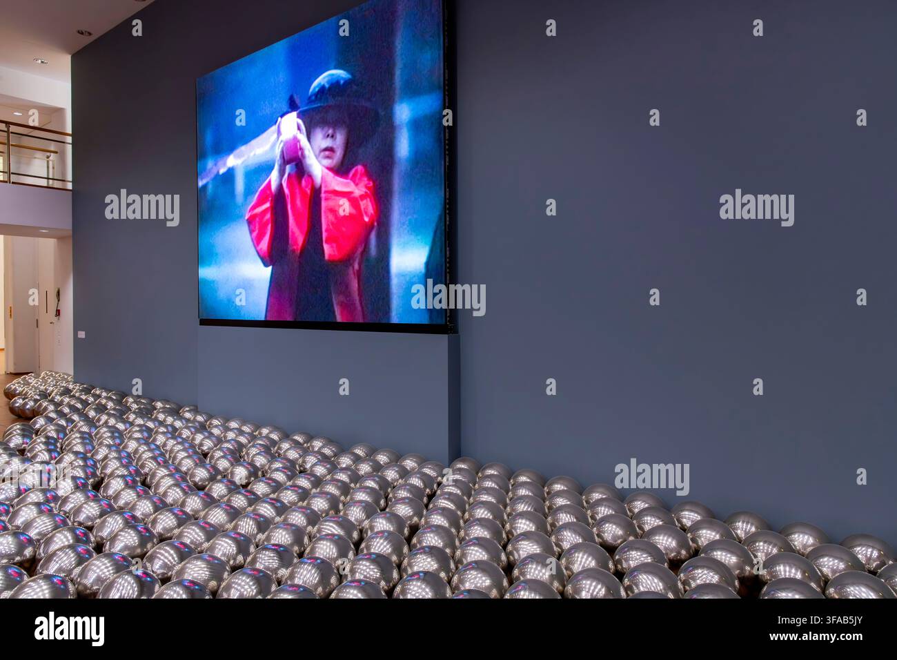 Köln, Deutschland – 3. Juni 2026: Innenansicht des zeitgenössischen Kunstmuseums Ludwig mit Yayoi Kusamas immersiver Installation aus verspiegelten Silberkugeln Stockfoto