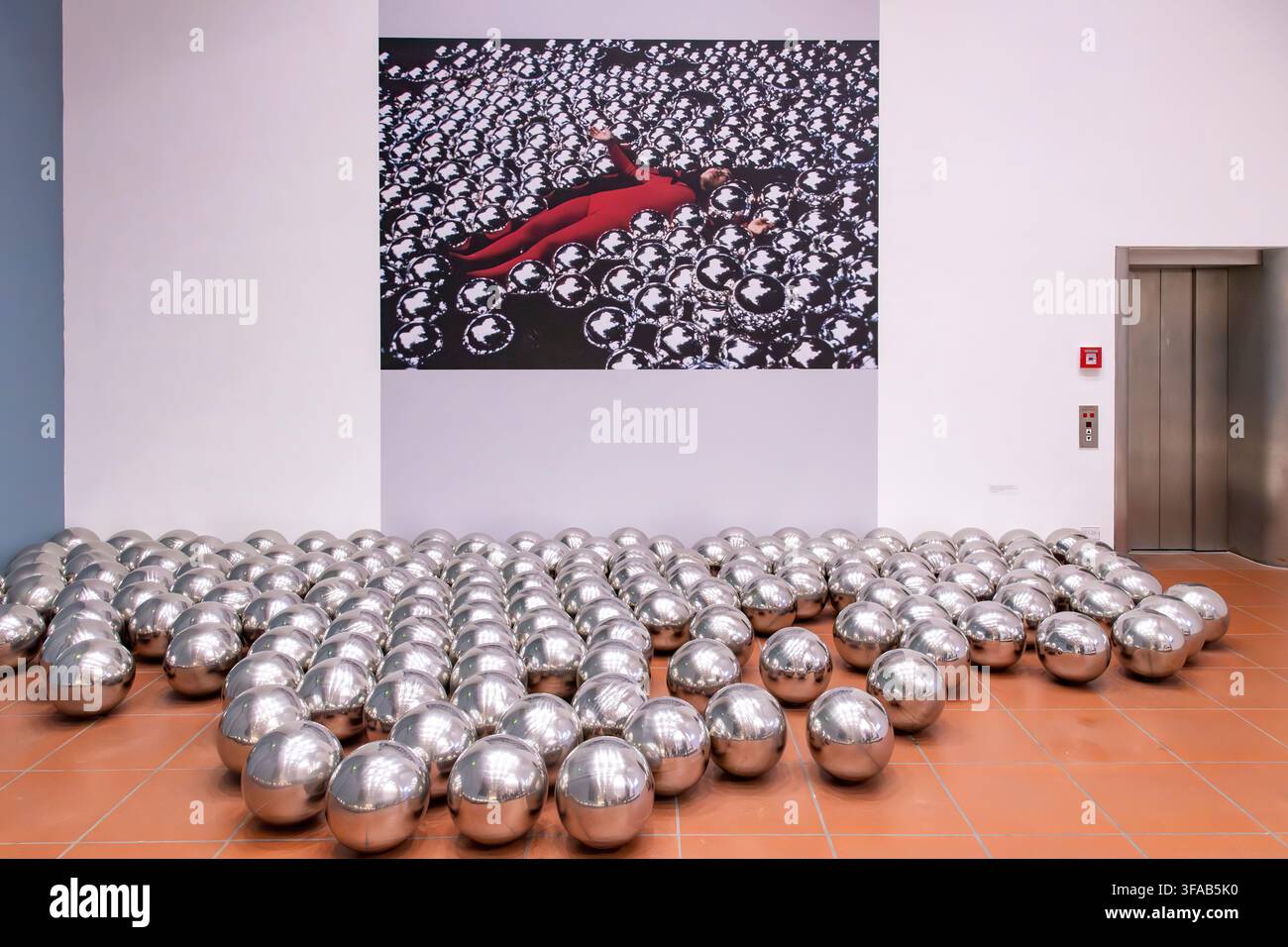 Köln, Deutschland – 3. Juni 2026: Installation von Yayoi Kusama mit verspiegelten Edelstahlkugeln und einem großen fotografischen Werk in modern und con Stockfoto