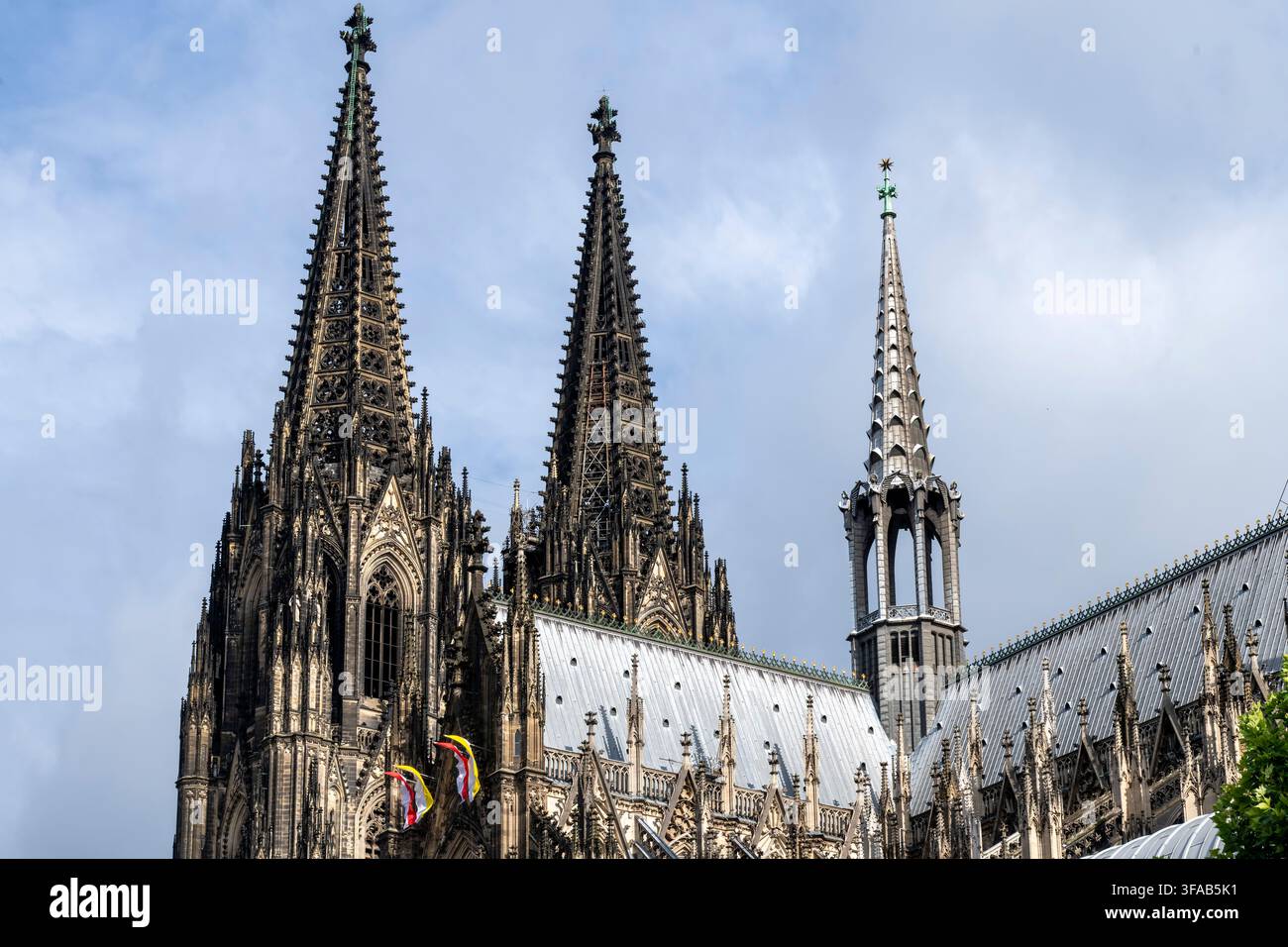 Köln, Deutschland-2. Juni 2026; Niedrige Blickwinkelansicht der Fassade des Kölner Doms mit auffälligem Unterschied zwischen gereinigtem und restauriertem und rußigem Teil Stockfoto