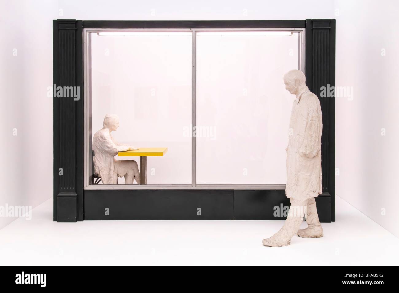 Köln, Deutschland – 3. Juni 2026: „Das Restaurantfenster I“ (1967) des amerikanischen Bildhauers George Segal, eine lebensgroße Gipsskulptur, die städtische Isolation untersucht Stockfoto