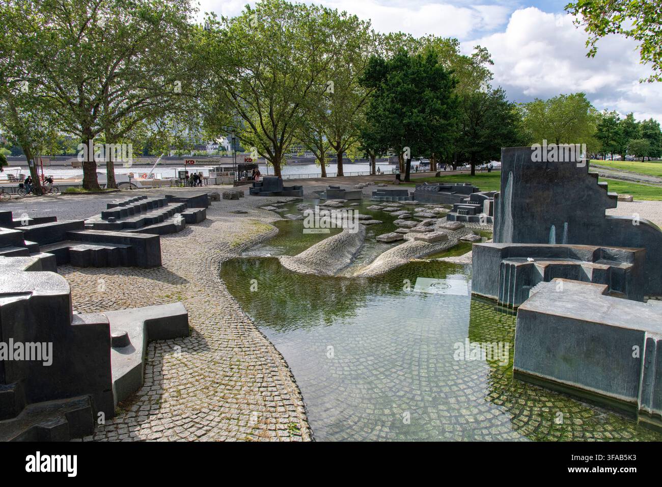 Köln, Deutschland-2. Juni 2026; Brunnen und Skulptur Paolozzibrunnen – Wasserspielplatz des Künstlers Eduardo Paolozzi in der Altstadt der Stockfoto