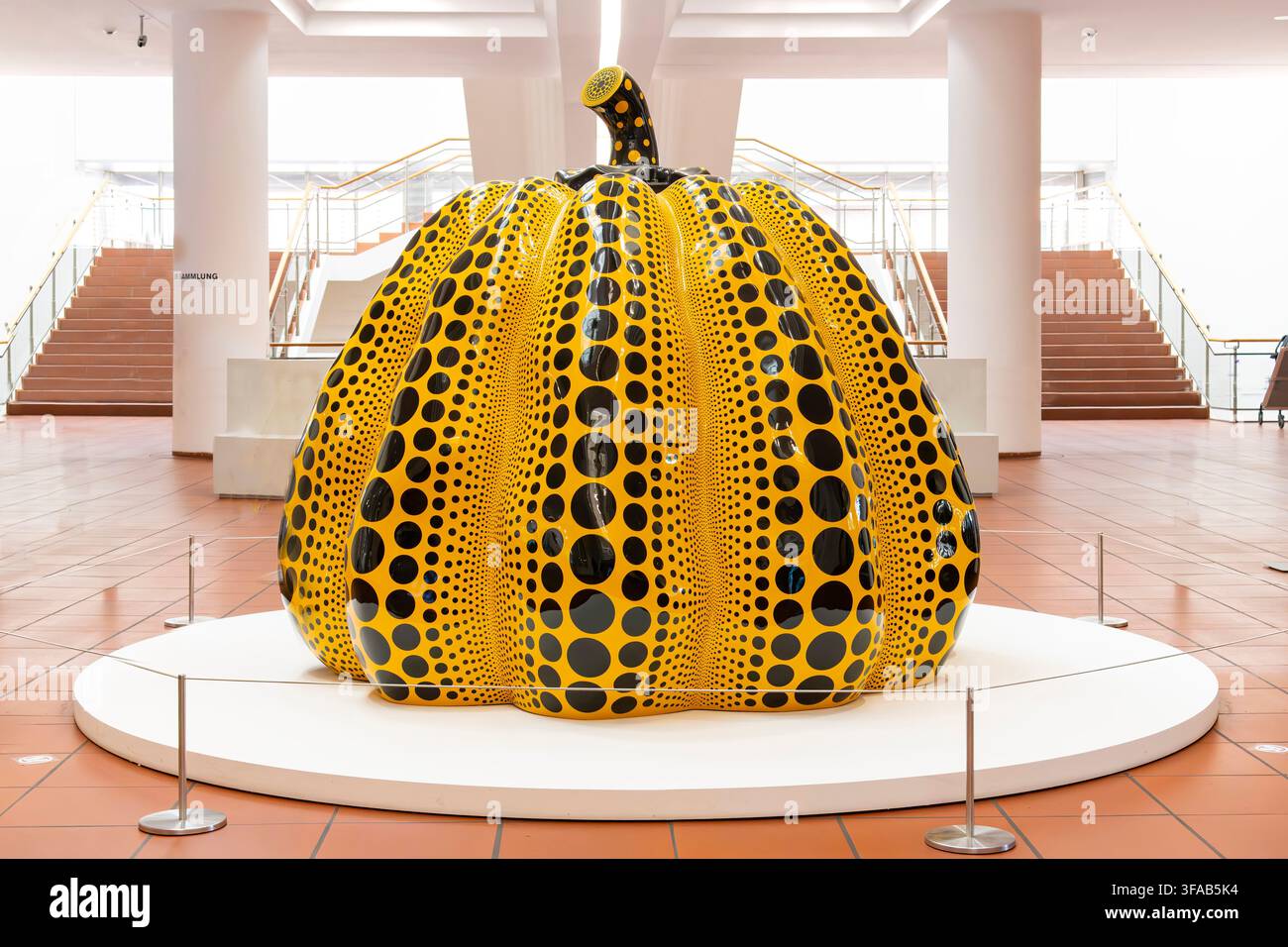 Köln, Deutschland – 3. Juni 2026: Kürbis des japanischen Künstlers Yayoi Kusama wird in der Eingangshalle des Museum Ludwig ausgestellt, mit ihrem ikonischen Schwarz Stockfoto