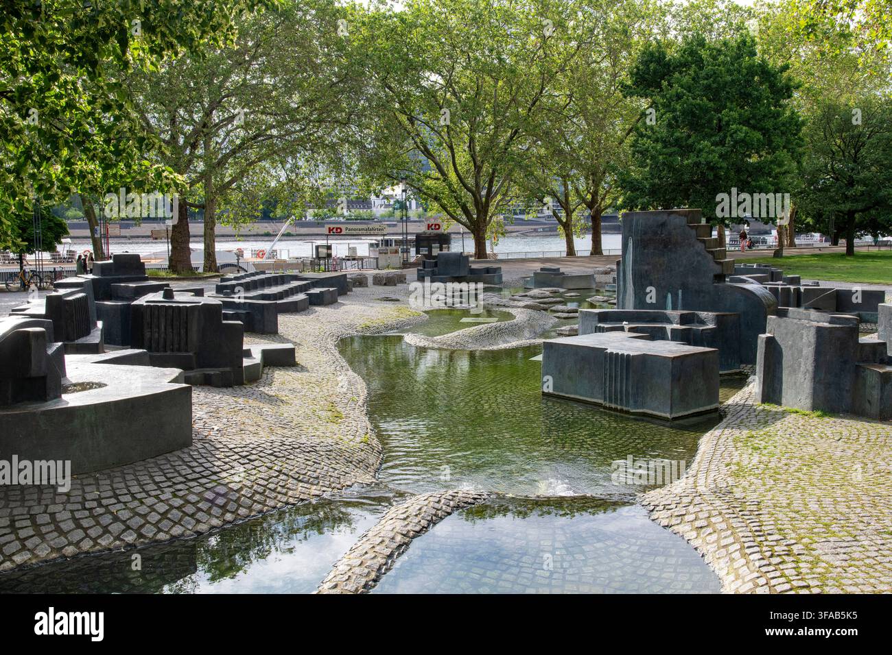 Köln, Deutschland-2. Juni 2026; Brunnen und Skulptur Paolozzibrunnen – Wasserspielplatz des Künstlers Eduardo Paolozzi in der Altstadt der Stockfoto
