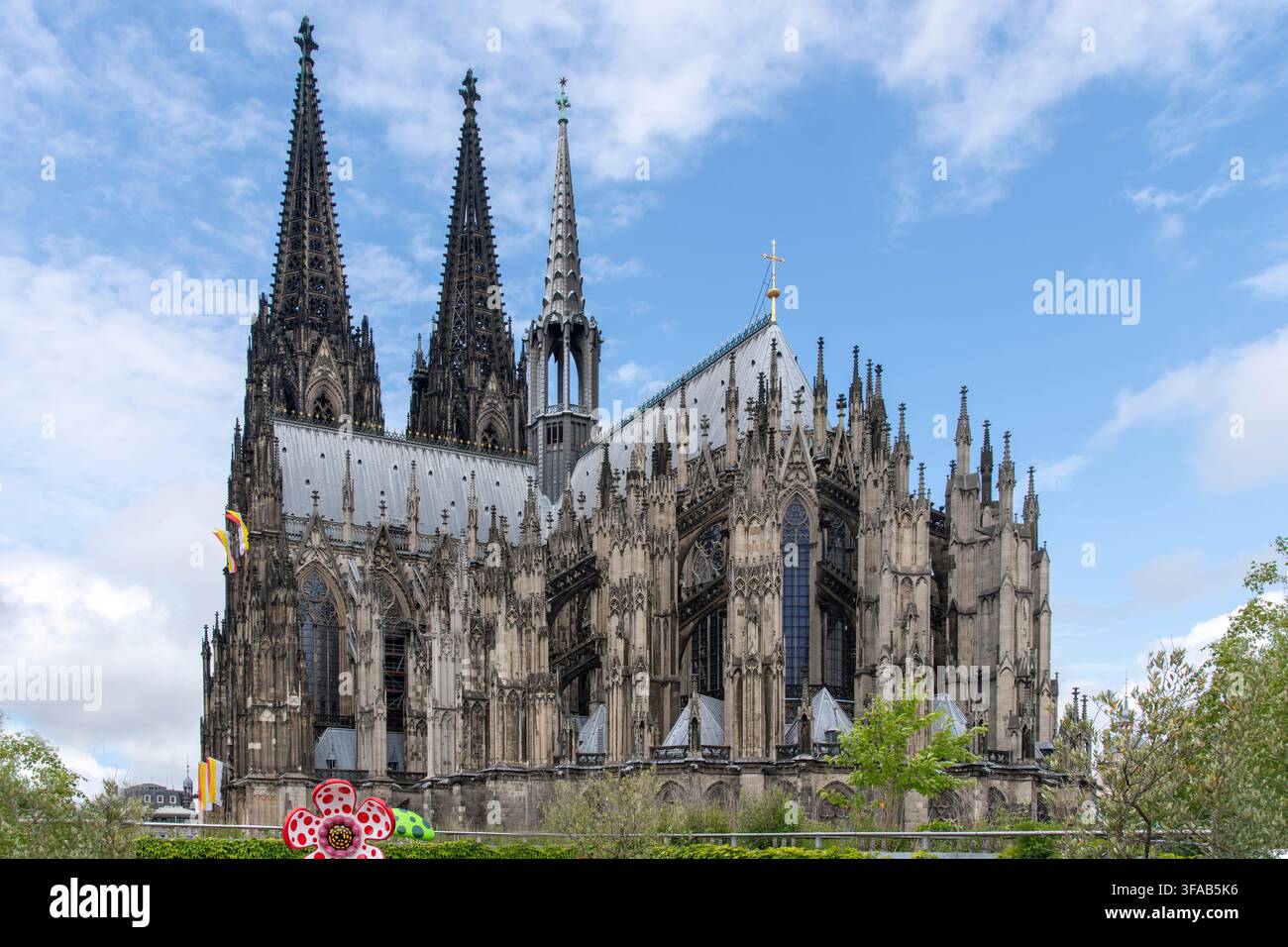 Köln, Deutschland-2. Juni 2026; Niedrige Blickwinkelaufnahme des Kölner Doms mit auffälligem Unterschied zwischen gereinigtem und restauriertem sowie rußigem Teil des porösen Sandsteins Stockfoto