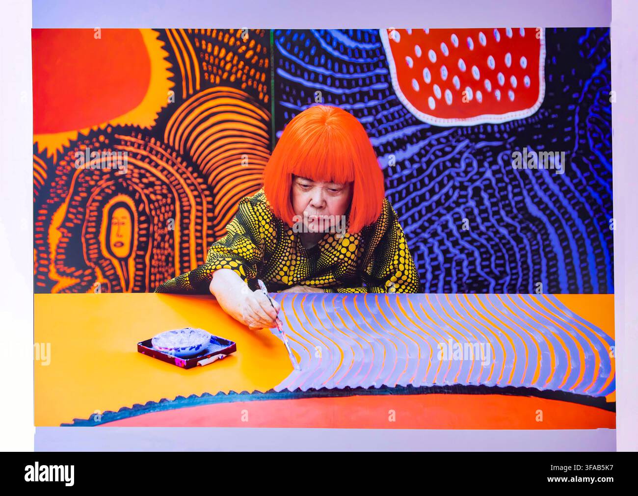 Köln, Deutschland–3. Juni 2026: Fotografie der japanischen Künstlerin Yayoi Kusama, die ein Werk aus ihrer Serie My Eternal Soul malt, das als Teil der Yay ausgestellt ist Stockfoto
