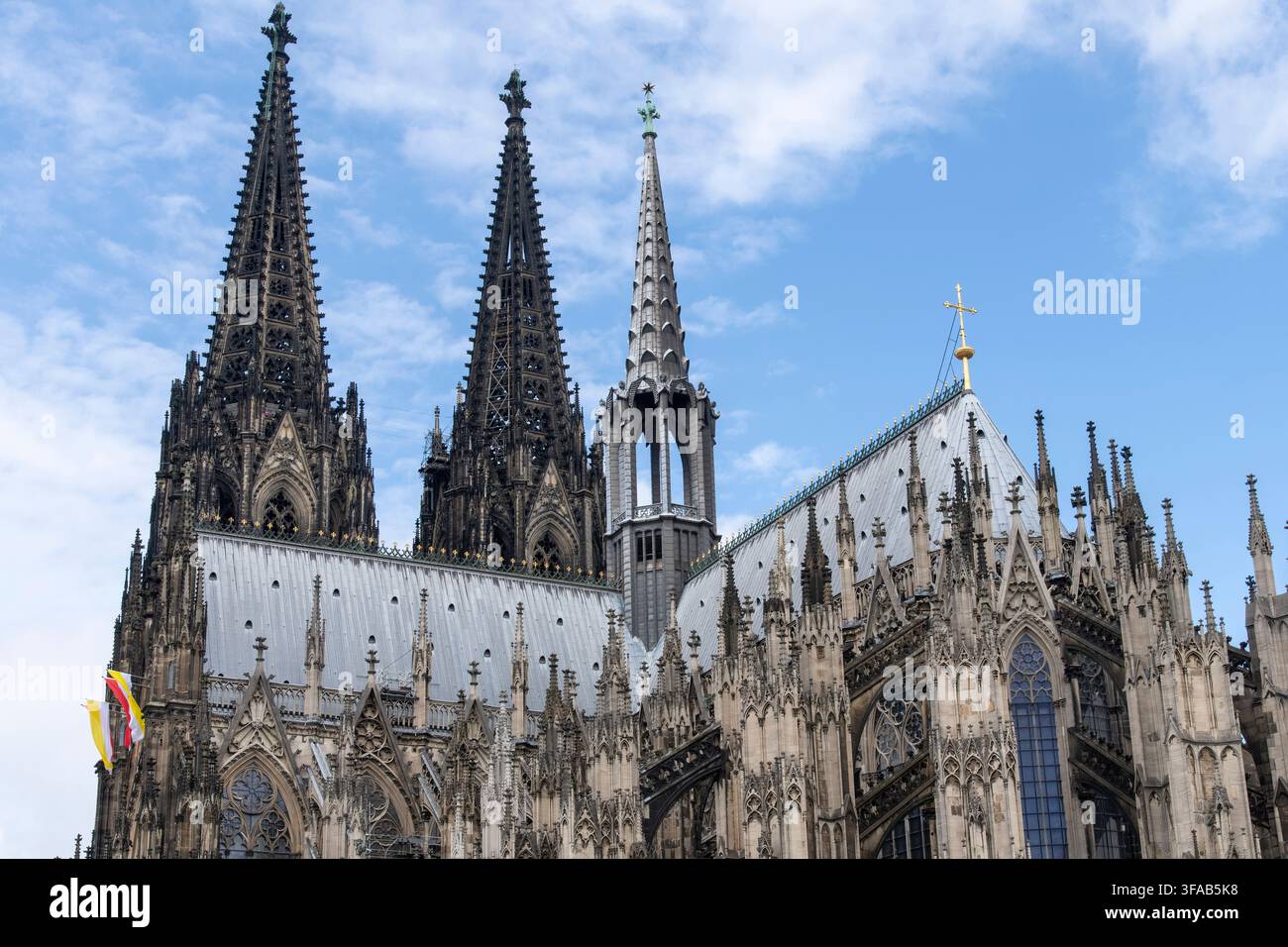Köln, Deutschland-2. Juni 2026; Niedrige Blickwinkelansicht der Fassade des Kölner Doms mit auffälligem Unterschied zwischen gereinigtem und restauriertem und rußigem Teil Stockfoto