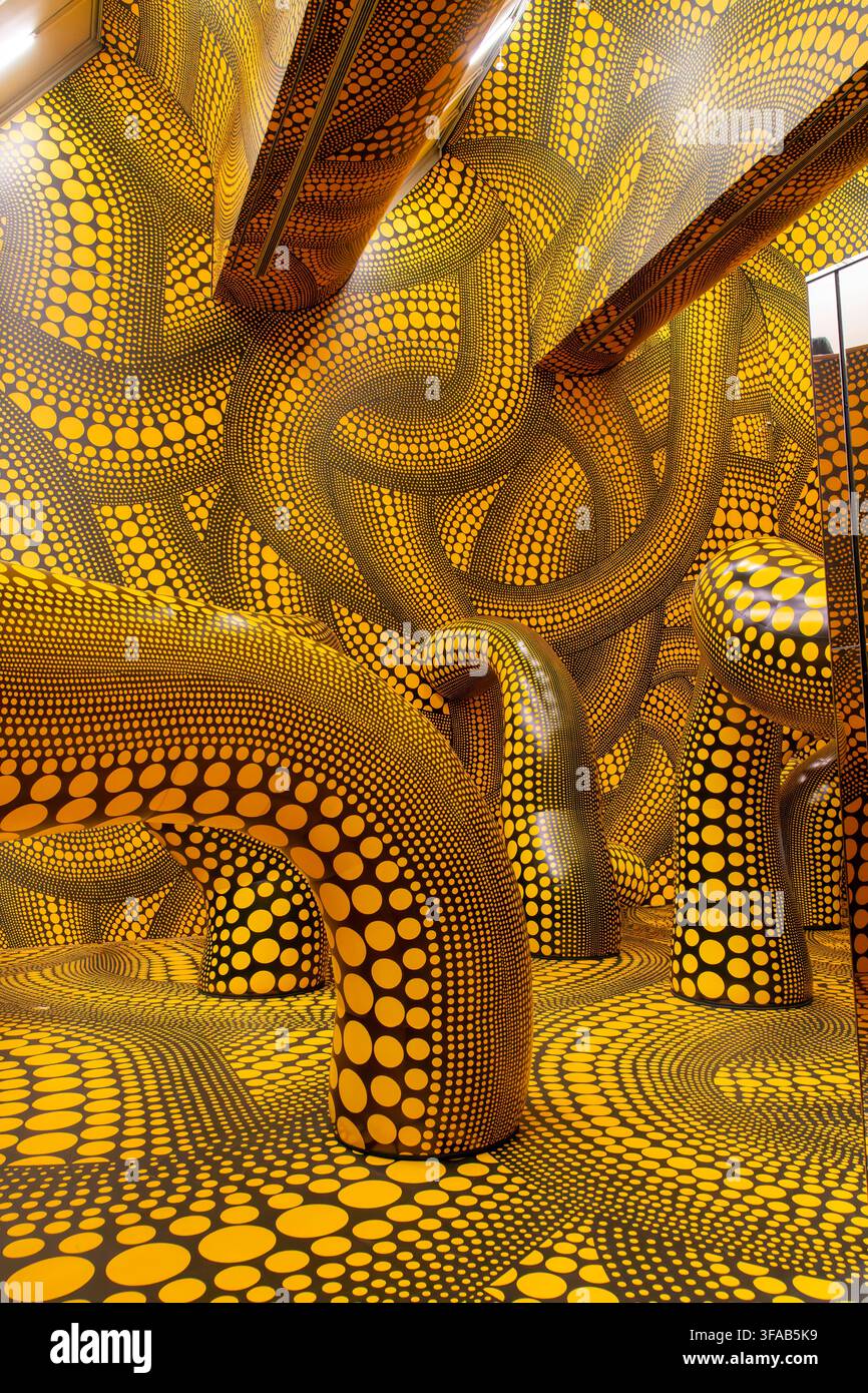 Köln, Deutschland – 3. Juni 2026: Innenansicht der immersiven Installation Dancing Pumpkin der japanischen Künstlerin Yayoi Kusama mit charakteristischem gelbem An Stockfoto