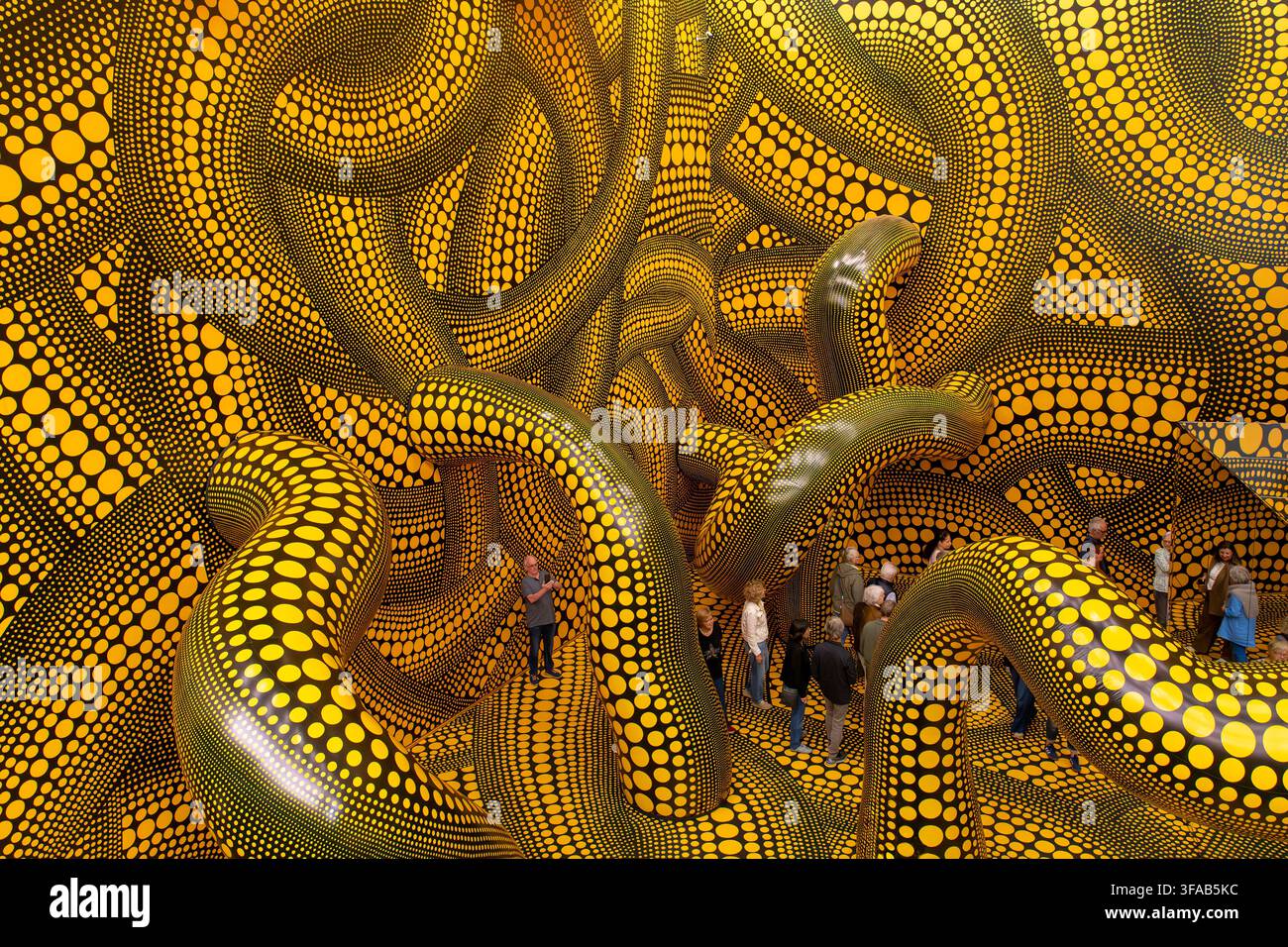Köln, Deutschland – 3. Juni 2026: Innenansicht der immersiven Installation Dancing Pumpkin der japanischen Künstlerin Yayoi Kusama mit charakteristischem gelbem An Stockfoto