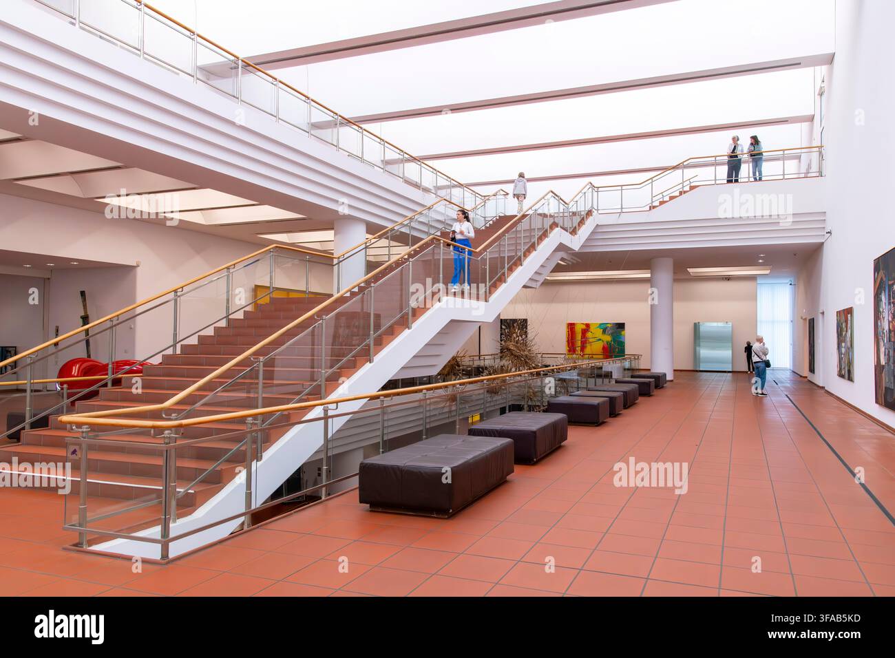 Köln, Deutschland – 3. Juni 2026: Geräumiges Interieur des Museum Ludwig mit seinem lichtdurchfluteten Atrium, breiten Treppenhäusern, zeitgenössischer Architektur und Stockfoto