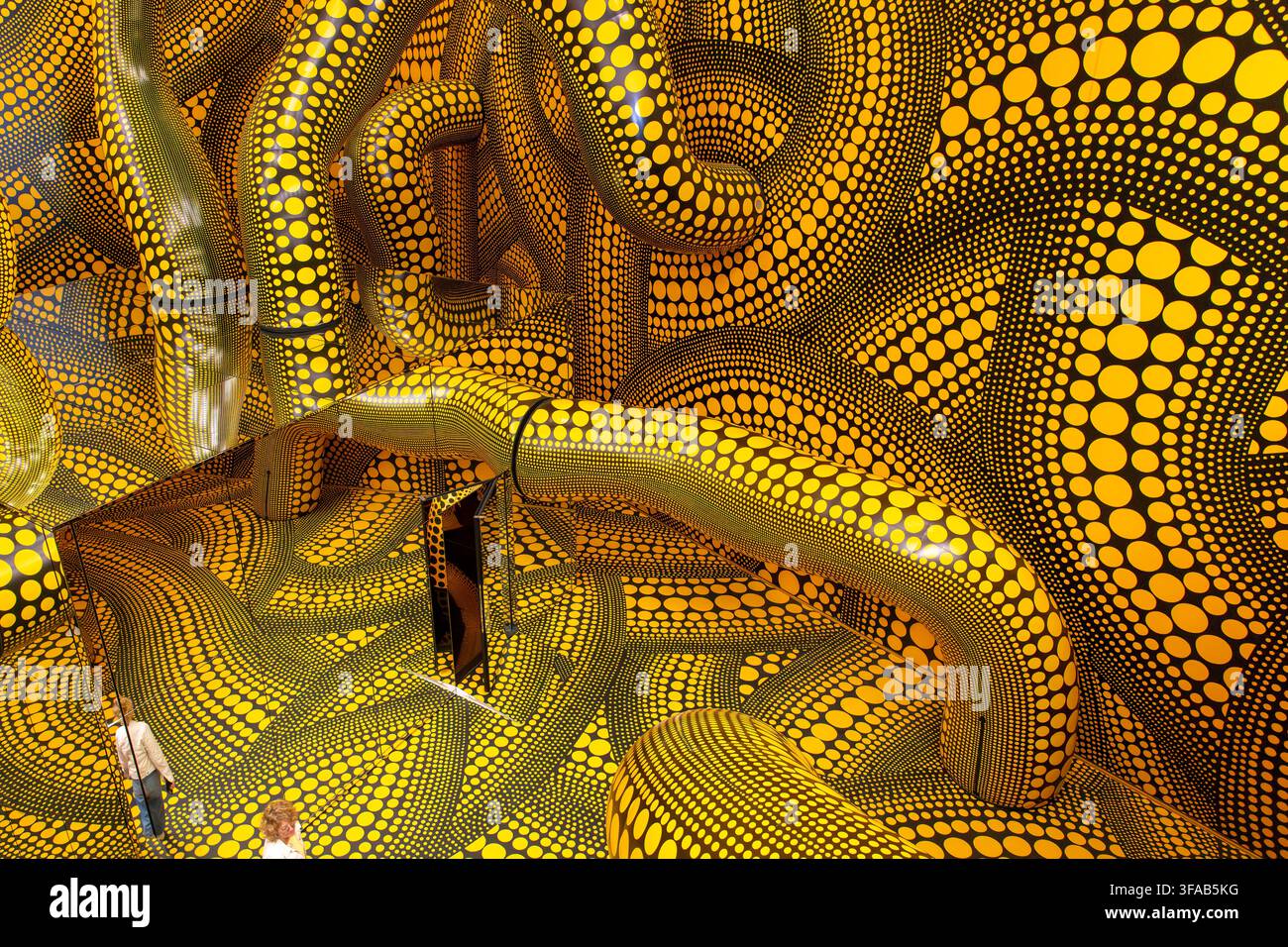 Köln, Deutschland – 3. Juni 2026: Innenansicht der immersiven Installation Dancing Pumpkin der japanischen Künstlerin Yayoi Kusama mit charakteristischem gelbem An Stockfoto