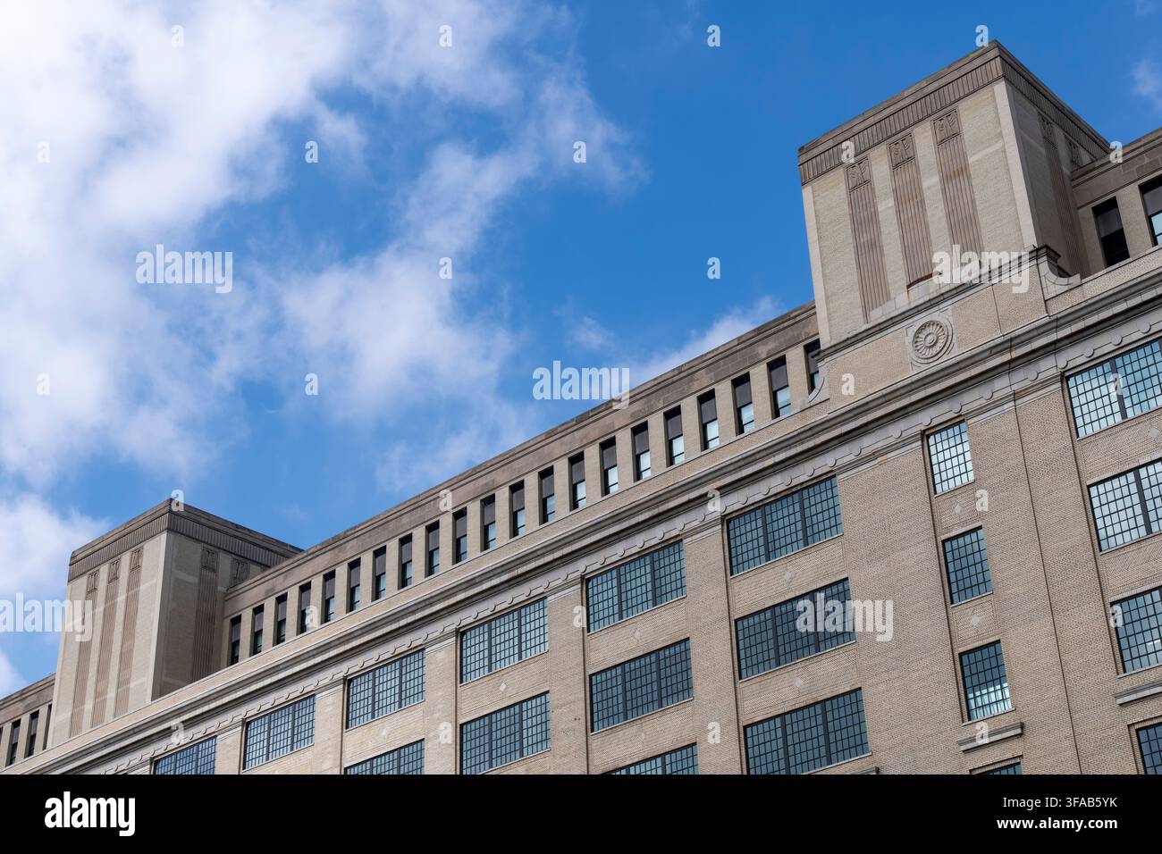 Chicago, Illinois, USA – 26. Juni 2026: Niedrigwinklige Ansicht der Kalksteinfassade des ikonischen Old Chicago Main Post Office im Art-Deco-Stil am South Branch Stockfoto