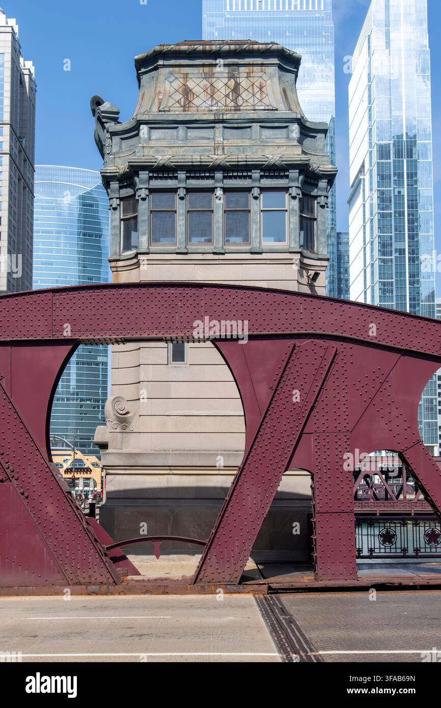 Chicago, IL, USA–29. Juni 2026: Historisches Brückenwärterhaus und genietete Stahlkonstruktion der Doppelflügelklappklappbrücke über den Chicago River mit Stockfoto