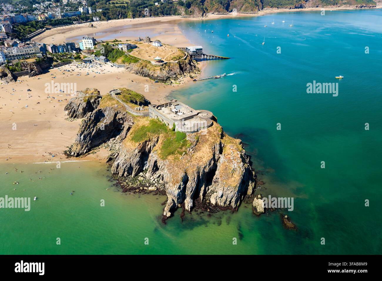 Luftbild über das Fort von St Catherines Island, felsige Landspitze und Rettungsbootstation in der Nähe von Town Headland, Urlauber genießen den Sommerstrand auf Pembrokes Stockfoto