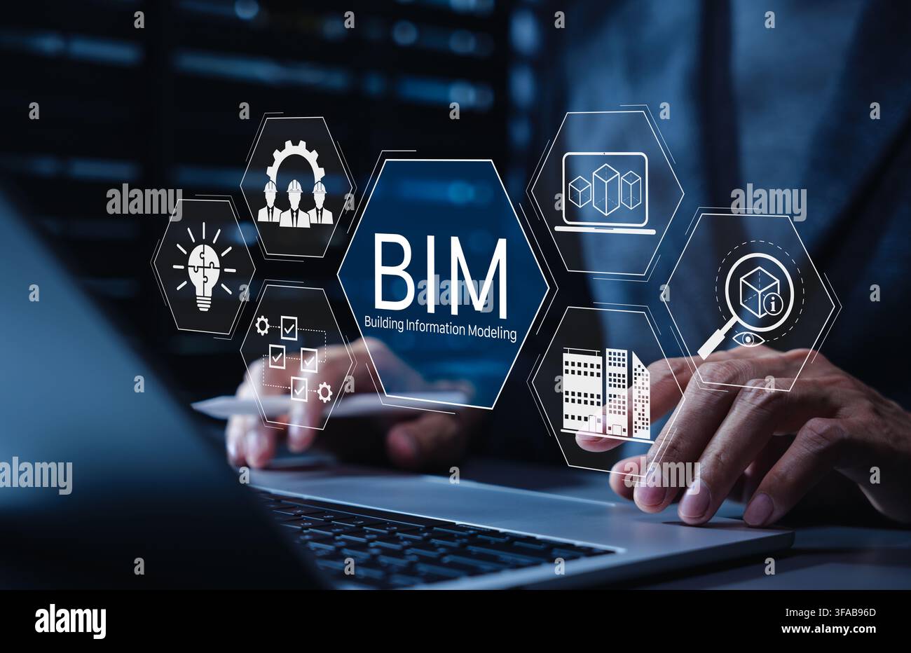 BIM Building Information Modeling Technologiekonzept. Hände, die auf einem Laptop tippen, mit BIM-Technologie-Ikonen, 3D-Modellierung, Architekturplanung, KI, Projektzusammenarbeit Stockfoto