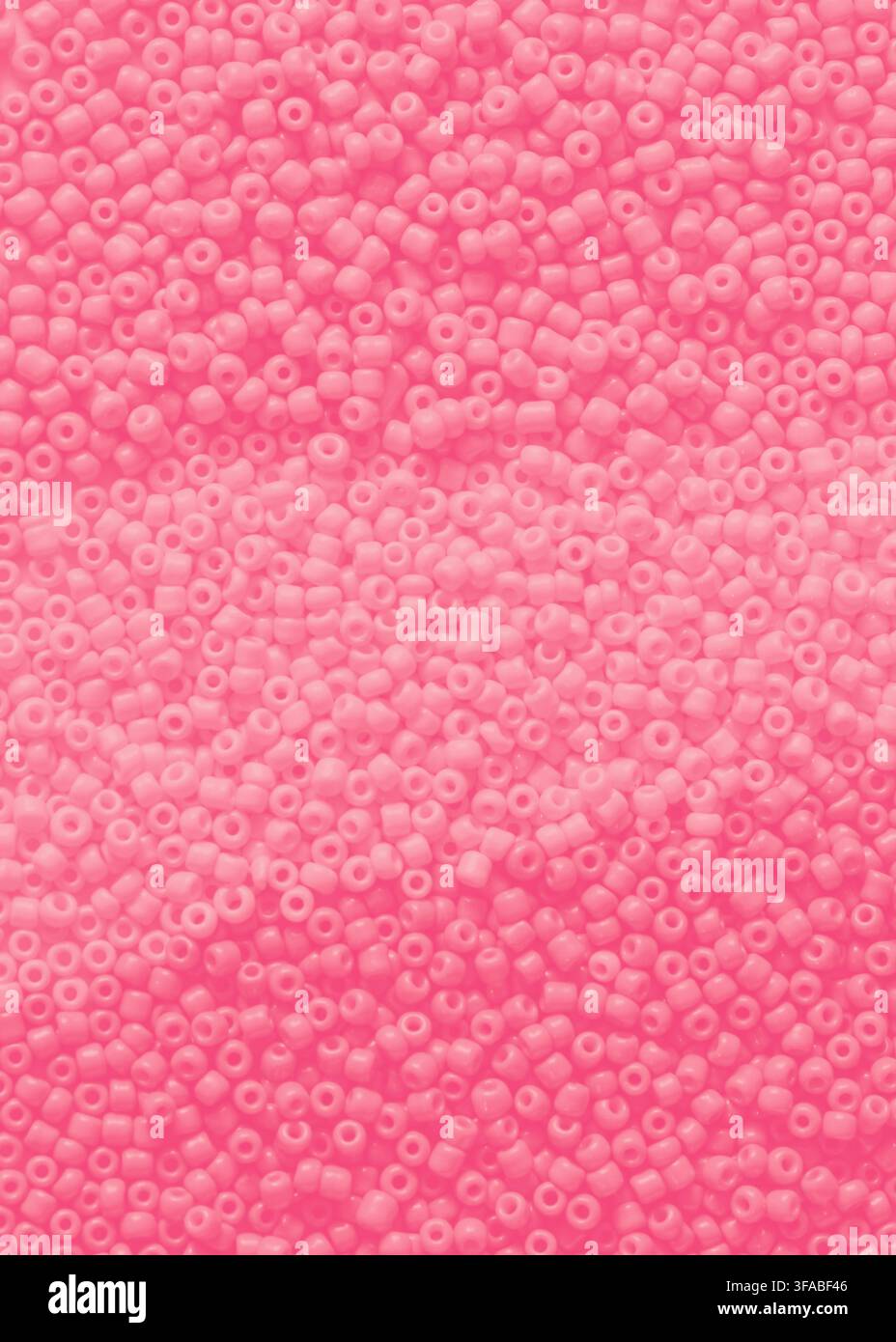 Makroaufnahme von dicht angeordneten rosa Samenperlen mit feiner Textur, geeignet für Basteln, Schmuckherstellung, DIY und als dekorativer Hintergrund Stockfoto